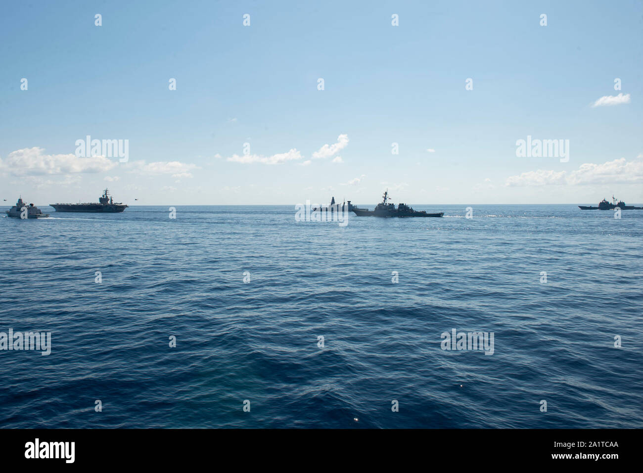 190928-N-PI330-0511 de l'OCÉAN ATLANTIQUE (sept. 28, 2019) des navires appartenant à Groupe aéronaval 10 se déplacer en formation. Groupe aéronaval du 10 est en cours d'opérations normales. (U.S. Photo par marine Spécialiste de la communication de masse de la classe de 3ème) Parution/Eaux Andrew Banque D'Images