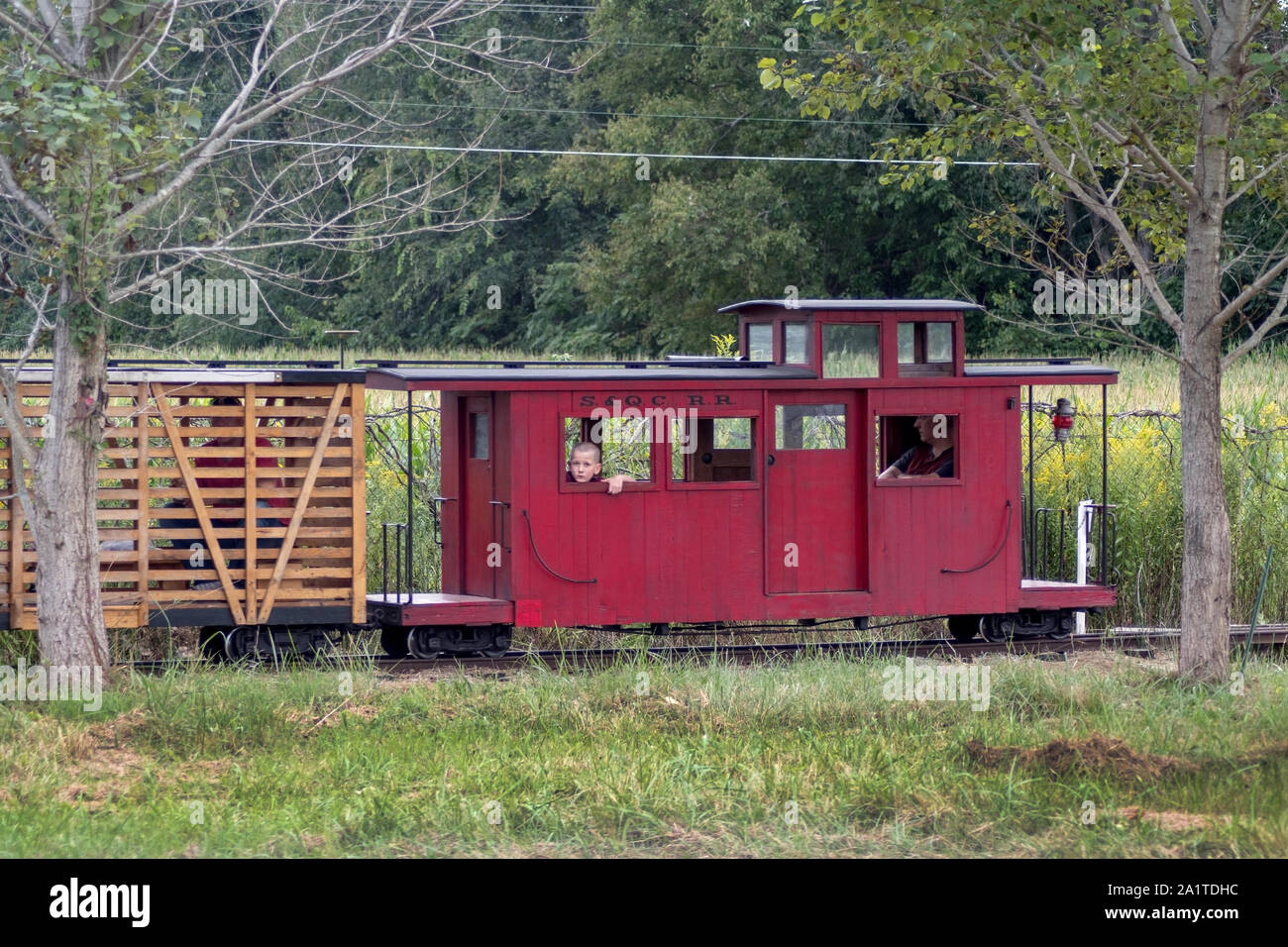 Hesston USA ,le 31 août 2019 ; un petit garçon regarde par la fenêtre d'un petit fourgon rouge, alors qu'il bénéficie d'un trajet sur ce train miniature à l'Hesston Banque D'Images