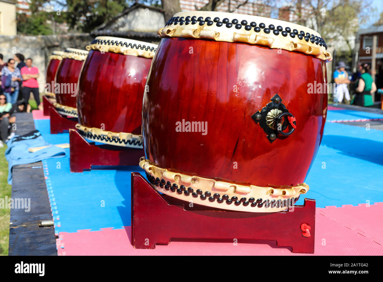 Montevideo, Uruguay. 28 Sep, 2019. Tambours traditionnels japonais vu pendant le Japon Fest 2019 à Montevideo.Chaque année, l'ambassade du Japon en Uruguay organise le festival du Japon avec l'idée de faire connaître la culture japonaise en Uruguay, le Japon affiche Festival des arts martiaux, la gastronomie, la danse, la musique et de la floriculture au peuple uruguayen. Credit : SOPA/Alamy Images Limited Live News Banque D'Images