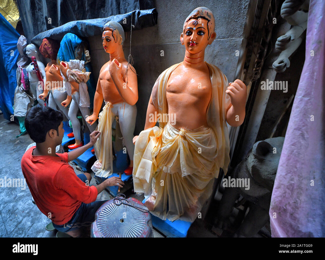 Kolkata, Inde. 28 Sep, 2019. Vu l'artiste de donner une touche finale sur le Durga Devi idoles à l'artiste à Kolkata Kumartuli moyeu.Durga puja est la plus grande fête hindoue des Hindous qui débutera à partir du 5 octobre 2019. Credit : SOPA/Alamy Images Limited Live News Banque D'Images