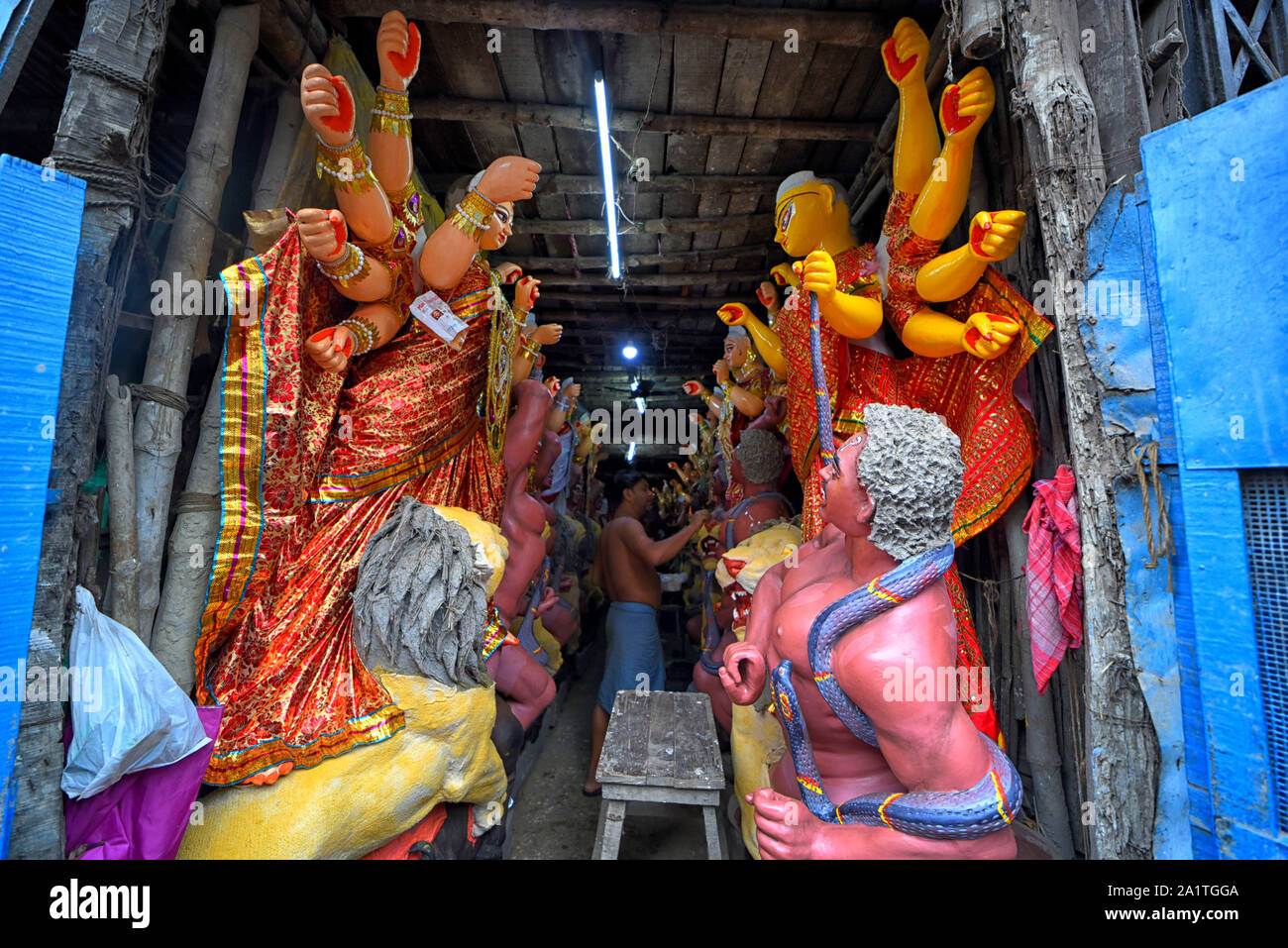 Kolkata, Inde. 28 Sep, 2019. Vu l'artiste de donner une touche finale sur le Durga Devi idoles à l'artiste à Kolkata Kumartuli moyeu.Durga puja est la plus grande fête hindoue des Hindous qui débutera à partir du 5 octobre 2019. Credit : SOPA/Alamy Images Limited Live News Banque D'Images