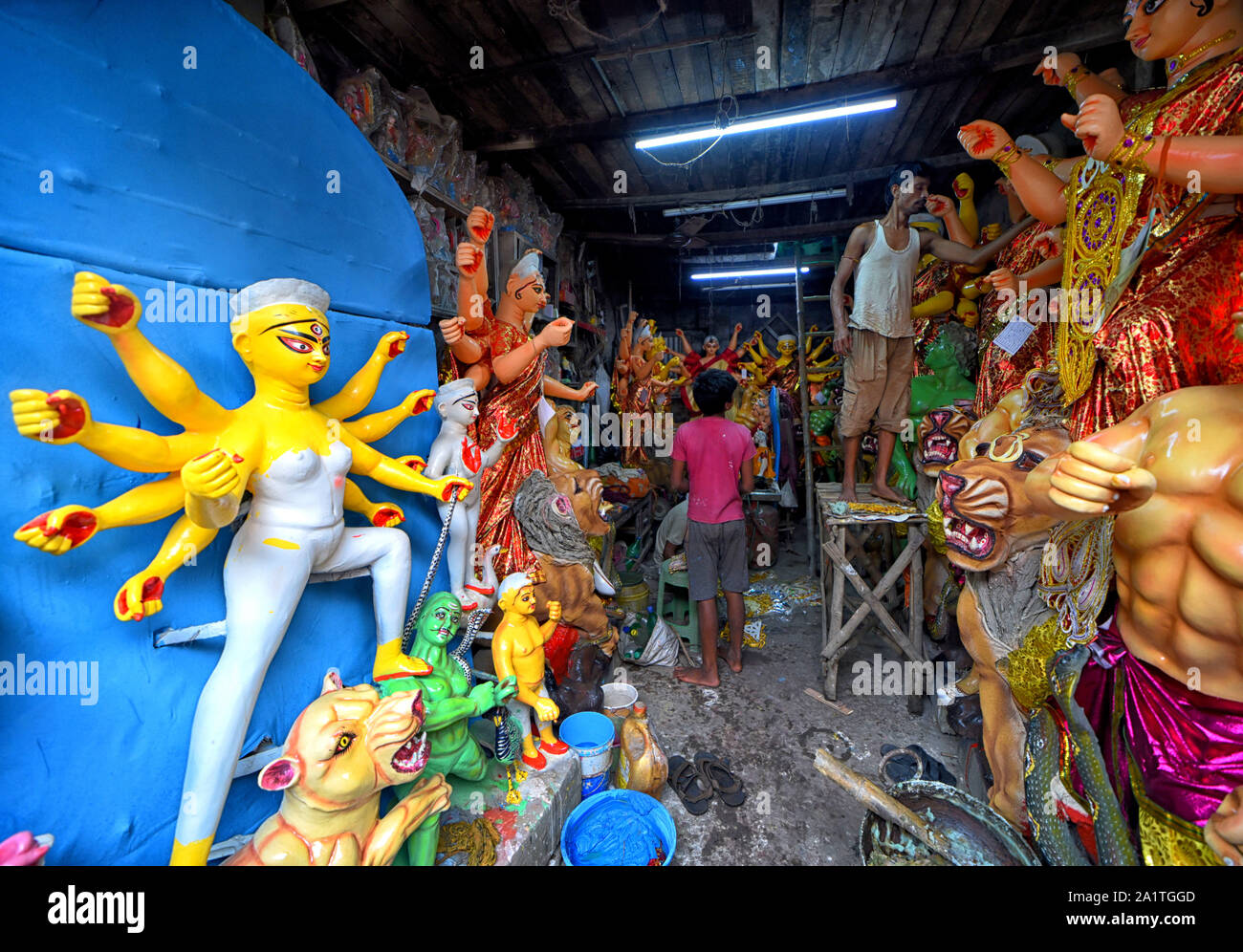 Kolkata, Inde. 28 Sep, 2019. Vu l'artiste de donner une touche finale sur le Durga Devi idoles à l'artiste à Kolkata Kumartuli moyeu.Durga puja est la plus grande fête hindoue des Hindous qui débutera à partir du 5 octobre 2019. Credit : SOPA/Alamy Images Limited Live News Banque D'Images