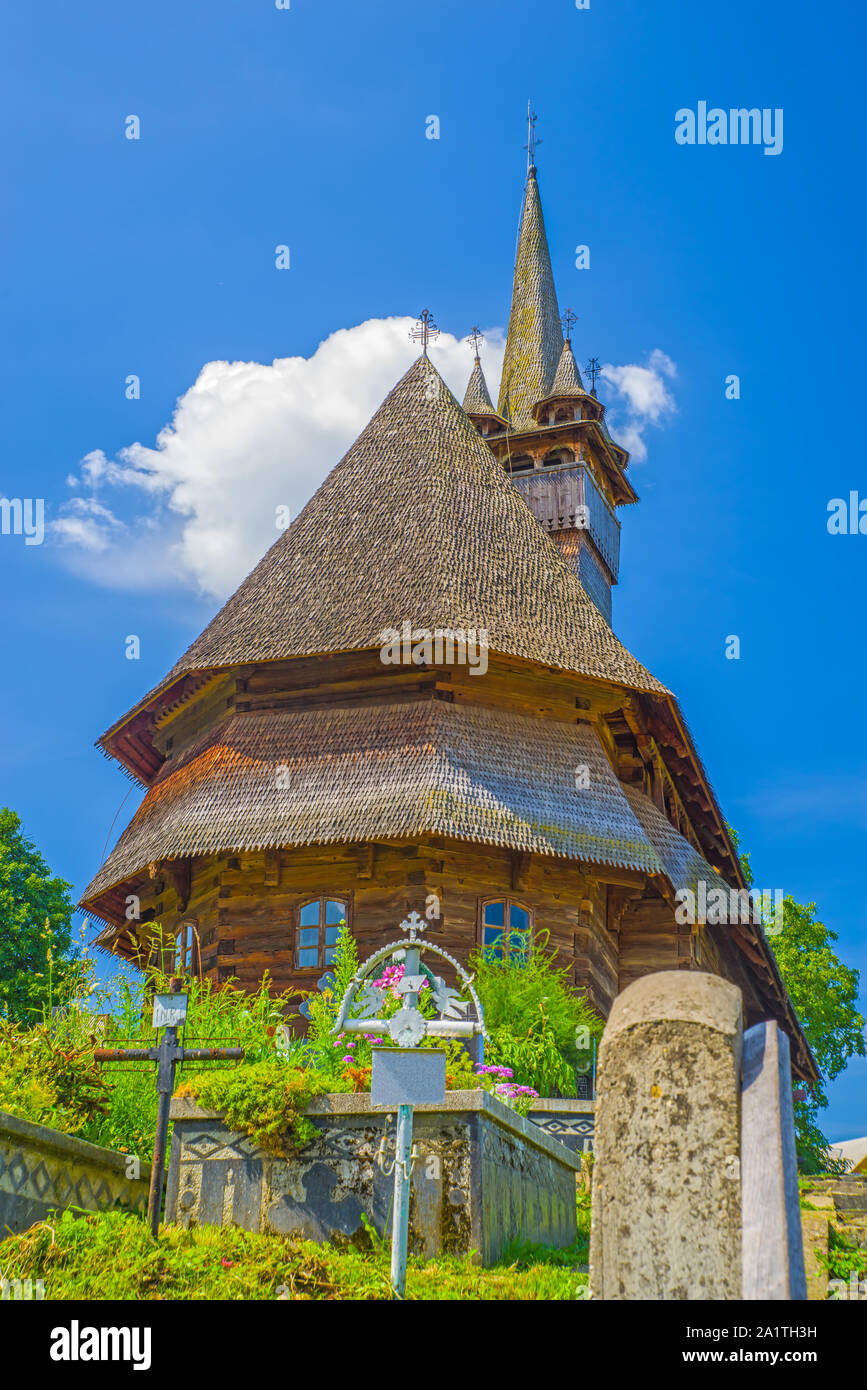 Église en bois représentant en Maramures (Roumanie) de Budesti, construit en 1643 et classé par l'Unesco comme site du patrimoine mondial Banque D'Images