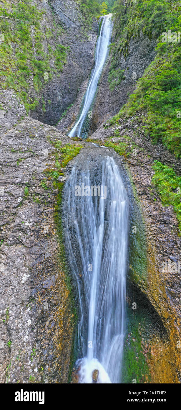 Cours d'eau sur la paroi de rochers, cascade Duruitoarea en Roumanie Banque D'Images