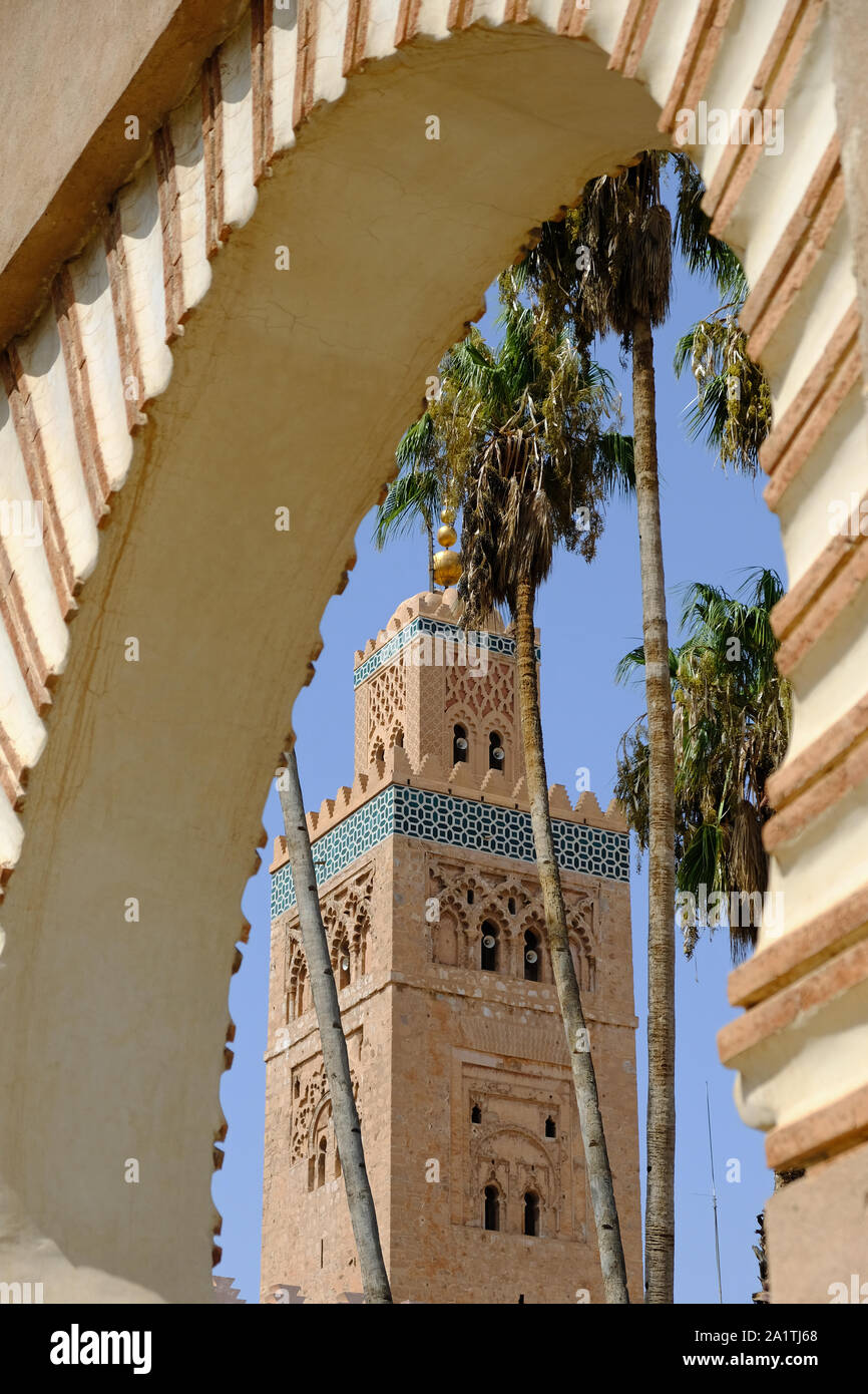 Maroc la Koutoubia de Marrakech vue d'archway Banque D'Images