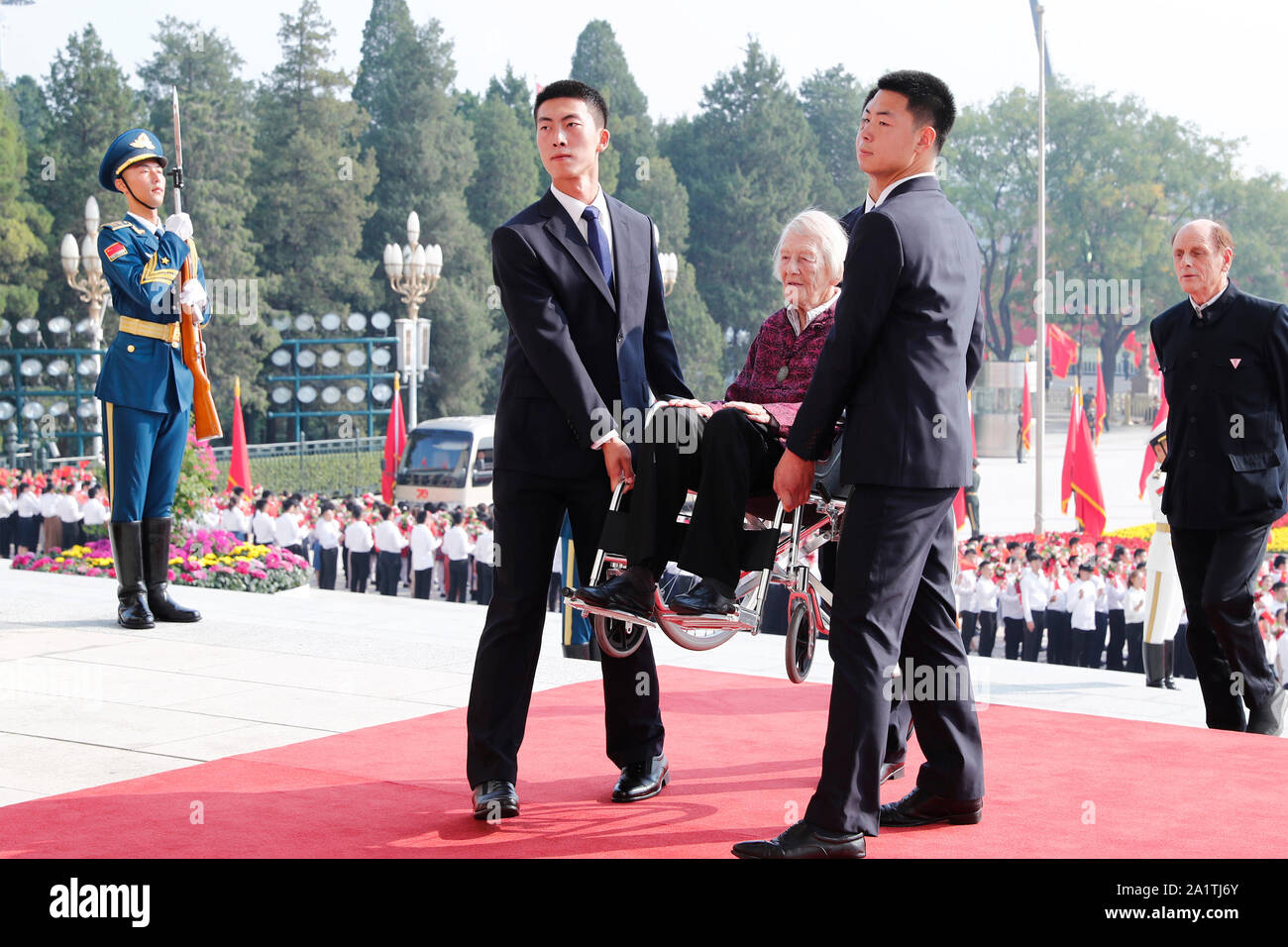 Beijing, Chine. Sep 29, 2019. La Médaille de l'Amitié Isabel Crook arrive à la Grande Salle du Peuple à Beijing, capitale de Chine, le 29 septembre, 2019. La Chine s'est tenue la cérémonie de présentation des médailles et titres honorifiques nationales le dimanche dans le Grand Hall du Peuple, avant le 70e anniversaire de la fondation de la République populaire de Chine (RPC) Le 1er octobre. Credit : Liu Bin/Xinhua/Alamy Live News Banque D'Images