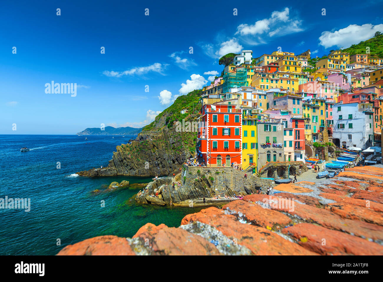 Voyage pittoresque et la photographie. Village touristique populaire avec des maisons colorées sur les falaises, Riomaggiore, Cinque Terre, Ligurie, Italie, Banque D'Images
