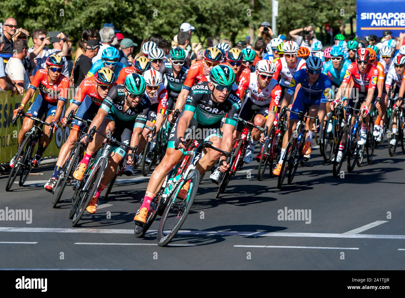 Les cyclistes en descendant la rue Rundle à Adélaïde en Australie au cours de la classique, dans le cadre de la première course du Tour Down Under. Banque D'Images