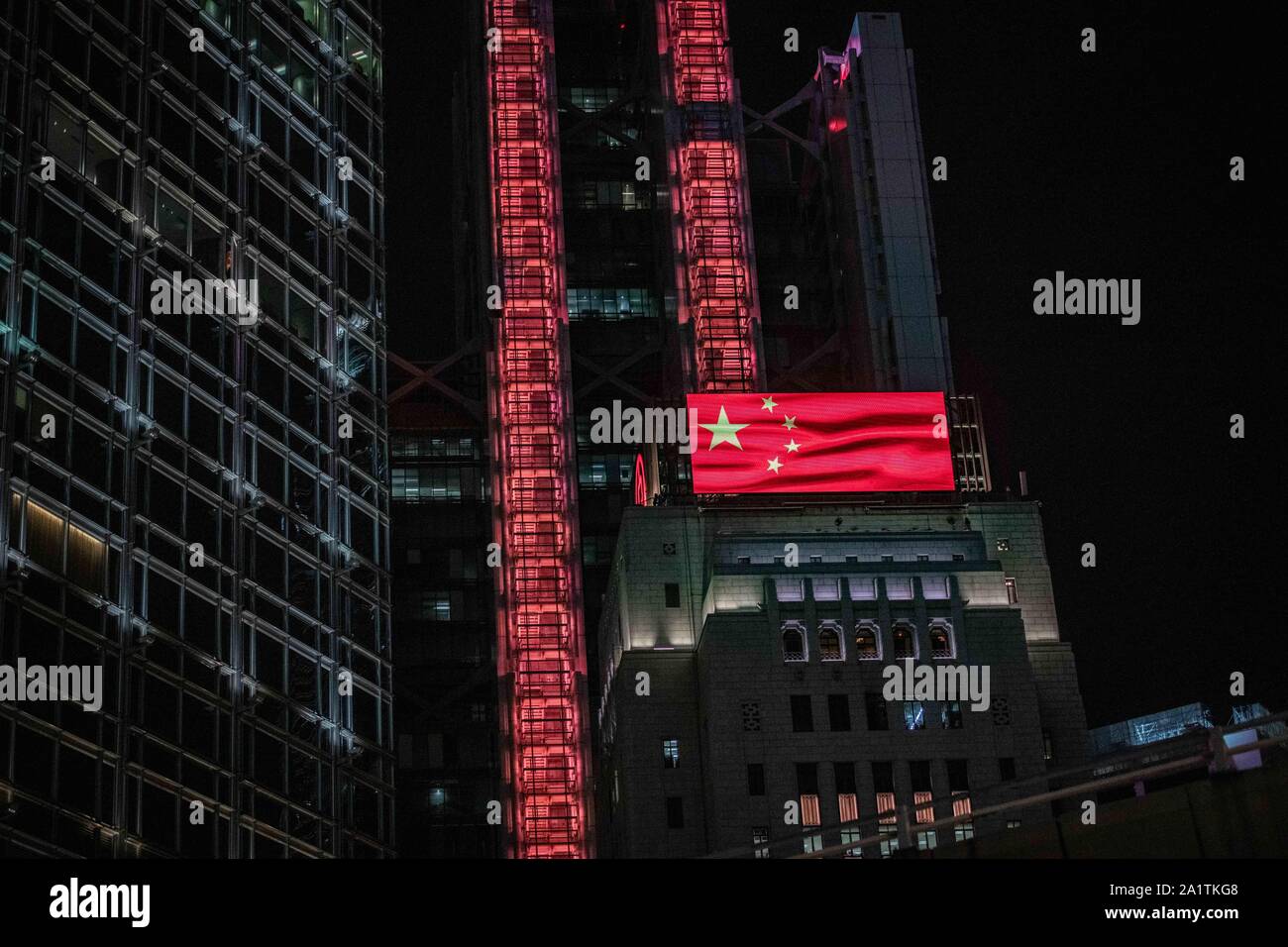 Hong Kong, Chine. 28 Sep, 2019. Une vue sur un écran au-dessus du bâtiment au Centre Financier Central souligne le 70e anniversaire de la République populaire de Chine au cours d'un rallyDemonstrations continuent à Hong Kong dans une autre nuit de manifestations lors de la commémoration du 5e anniversaire de l'égide Mouvement à Tamar Park. Credit : SOPA/Alamy Images Limited Live News Banque D'Images