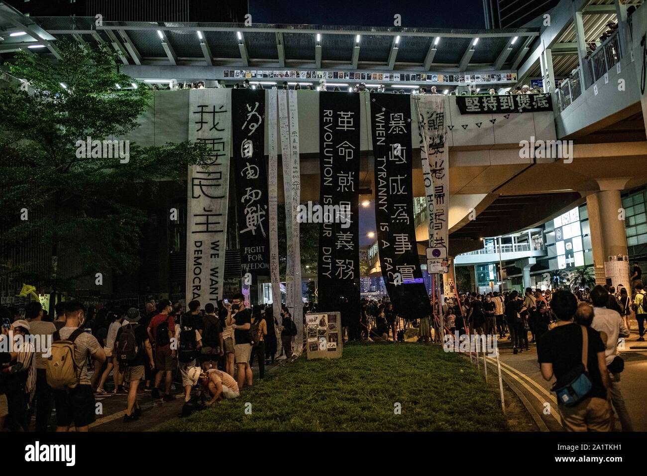 Hong Kong, Chine. 28 Sep, 2019. Accrocher des bannières à la passerelle en face du Conseil législatif de Hong Kong pendant un rassemblement.Les manifestations continuent à Hong Kong dans une autre nuit de manifestations lors de la commémoration du 5e anniversaire de l'égide Mouvement à Tamar Park. Credit : SOPA/Alamy Images Limited Live News Banque D'Images