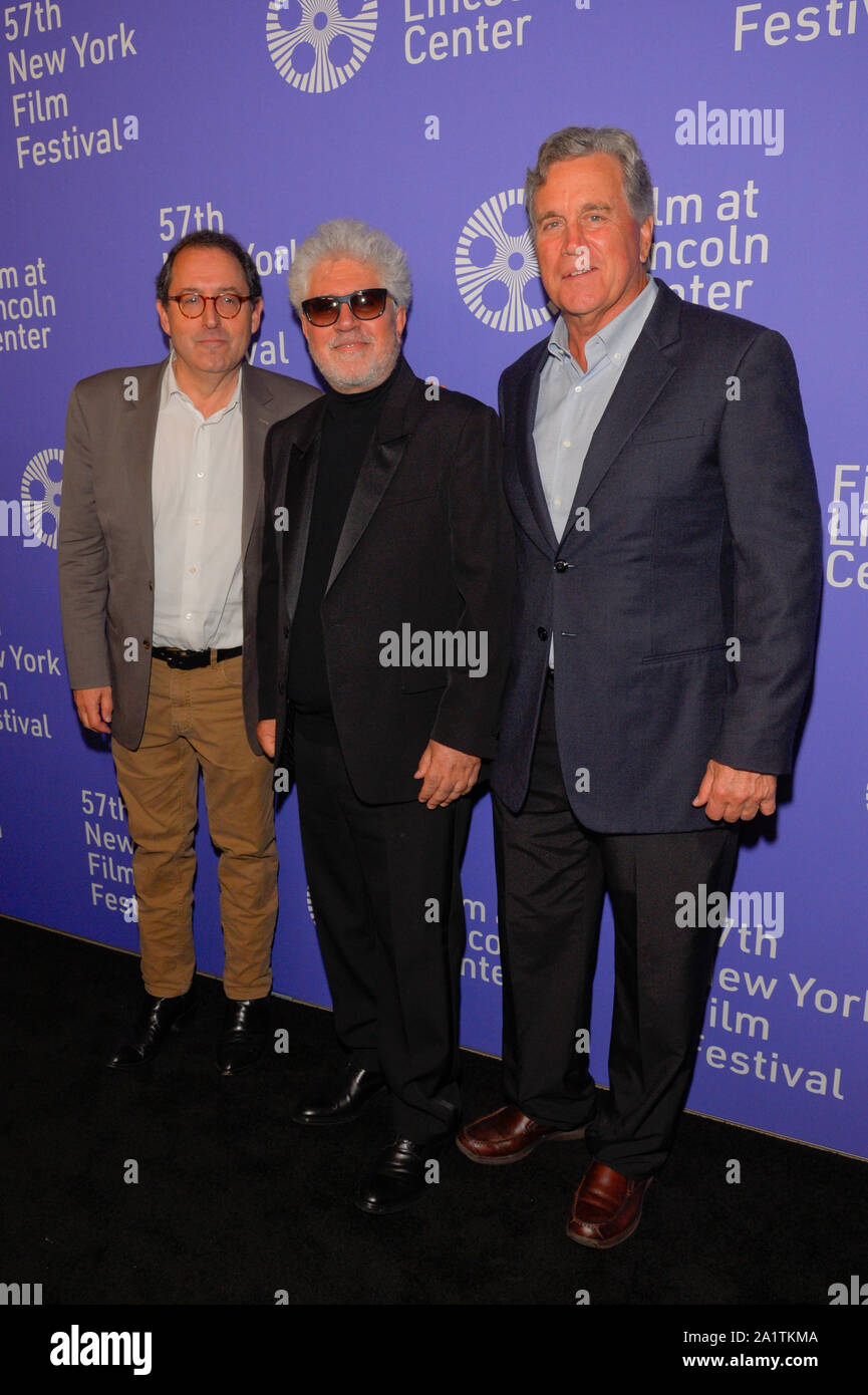 New York, USA. 28 Sep, 2019. (L-R) Michael Barker, Pedro Almodovar et Tom Bernard assister à la douleur et la gloire première mondiale lors de la 57e Festival du Film de New York à l'Alice Tully Hall, Lincoln Center à New York. Credit : SOPA/Alamy Images Limited Live News Banque D'Images