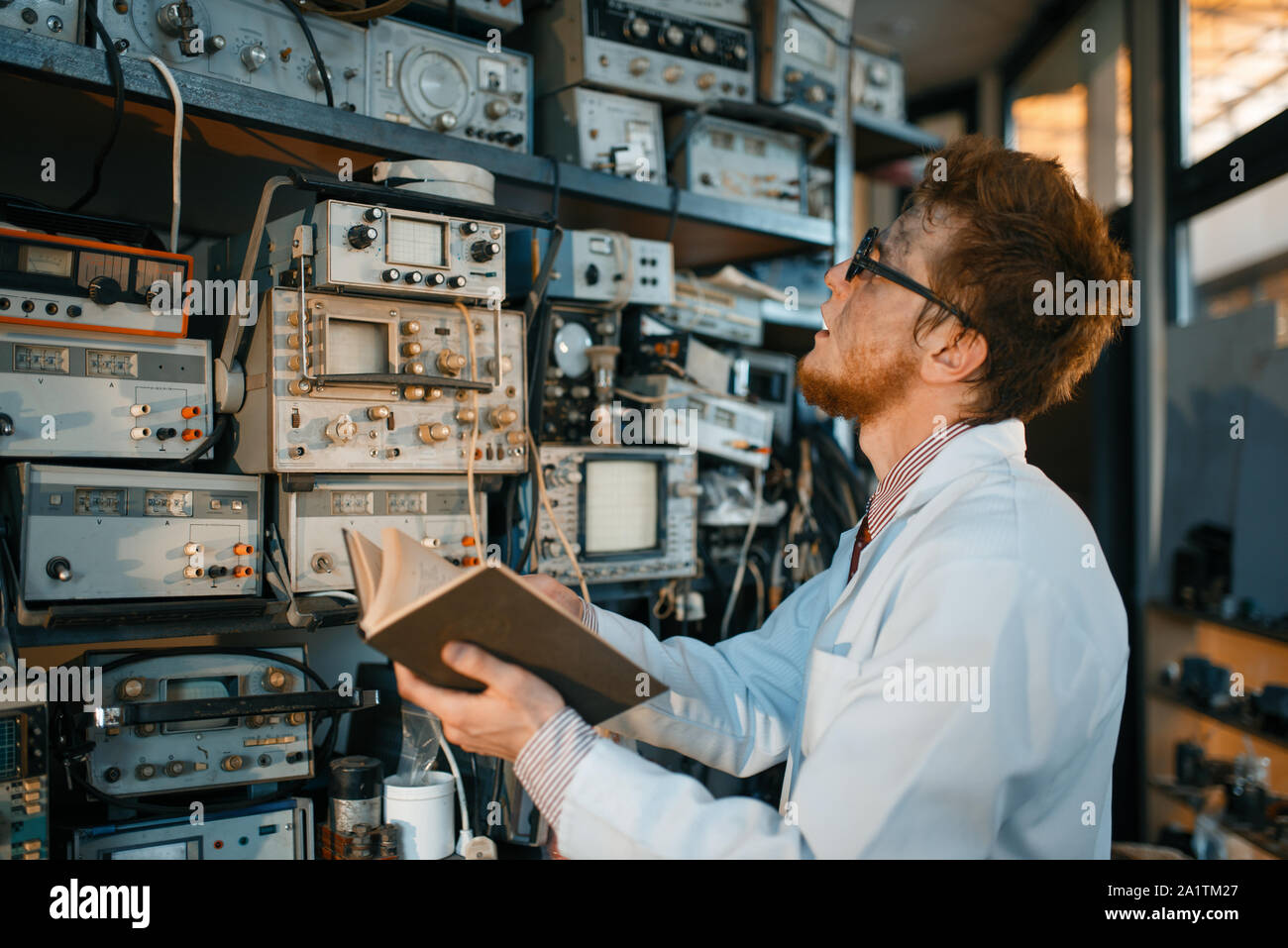 Ingénieur étrange avec réserve, en laboratoire de test Banque D'Images