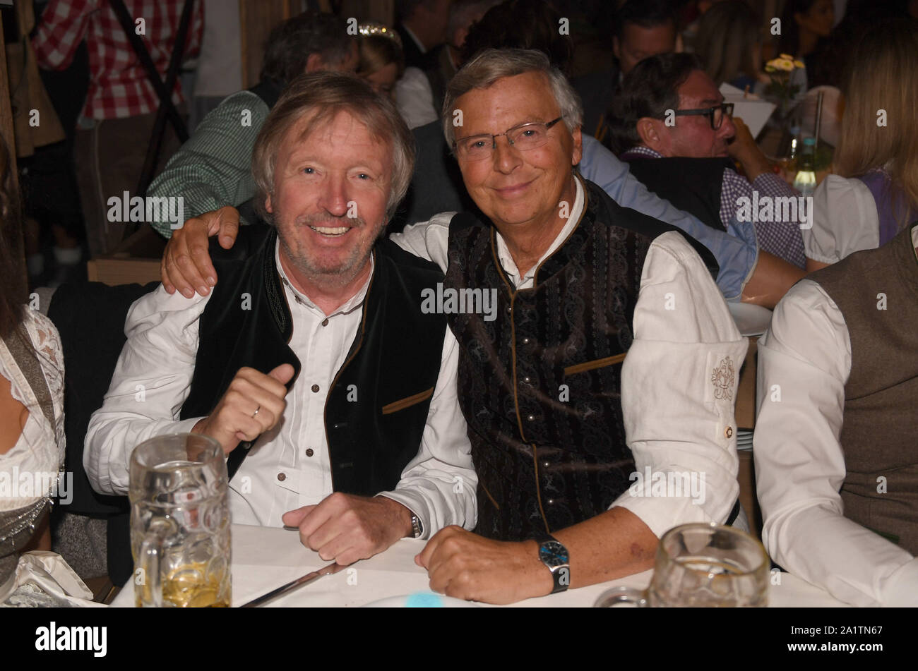 Munich, Allemagne. 28 Sep, 2019. Werner et Schulze-Erdel avocat Wolfgang Bosbach (r) célèbrent dans le beetle tente. Le plus grand festival de musique folklorique dans le monde dure jusqu'au 6 octobre. Crédit : Felix Hörhager/dpa/Alamy Live News Banque D'Images