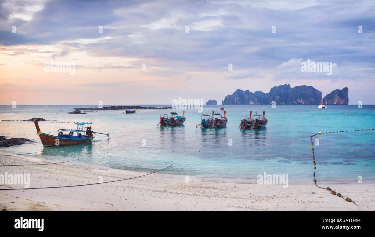 Phi-Phi island sunset panorama sur la plage Banque D'Images