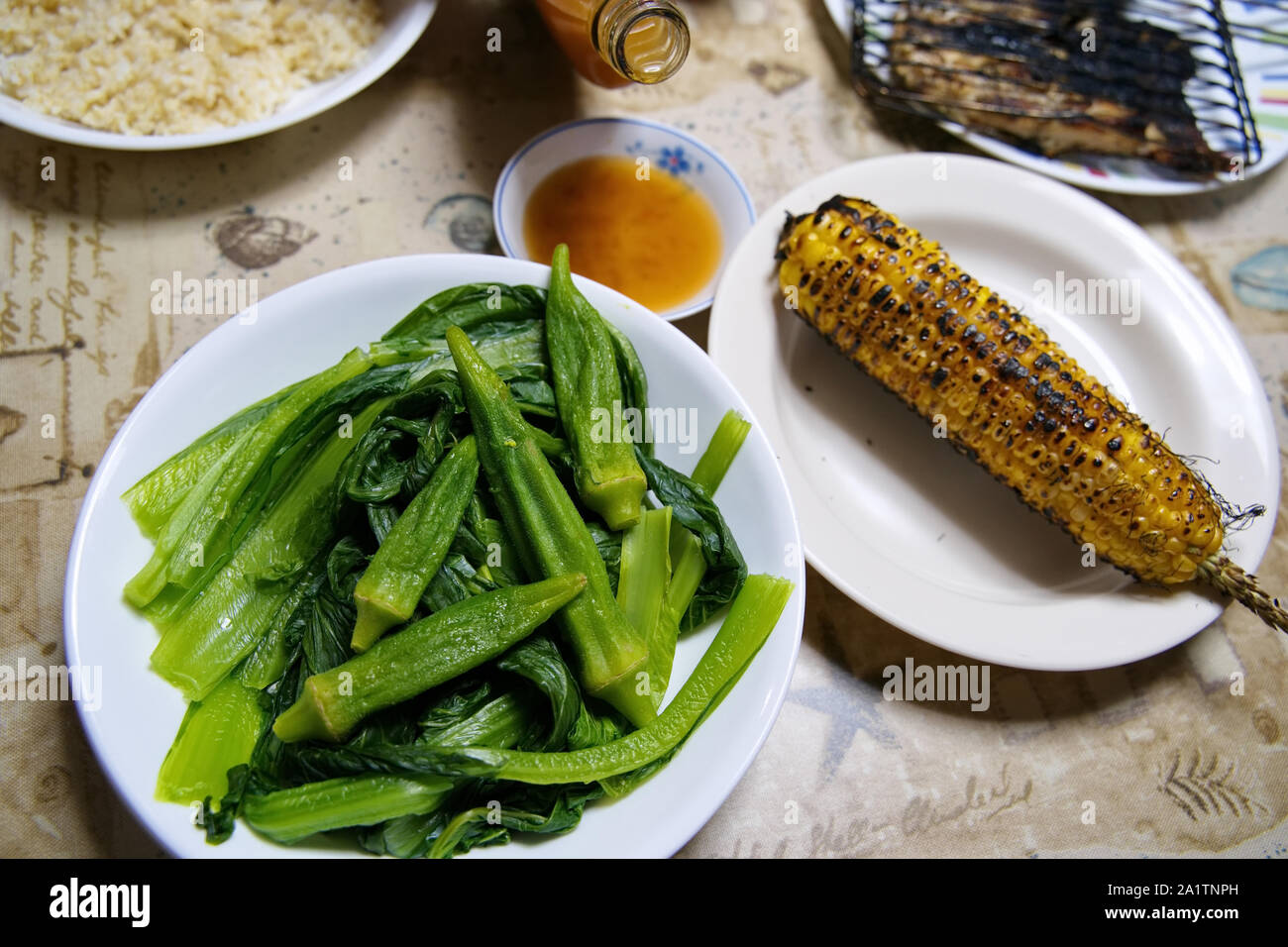 Les feuilles de moutarde à la vapeur et le gombo est un régime alimentaire sain fried riche en éléments nutritifs sans gras saturés. Banque D'Images