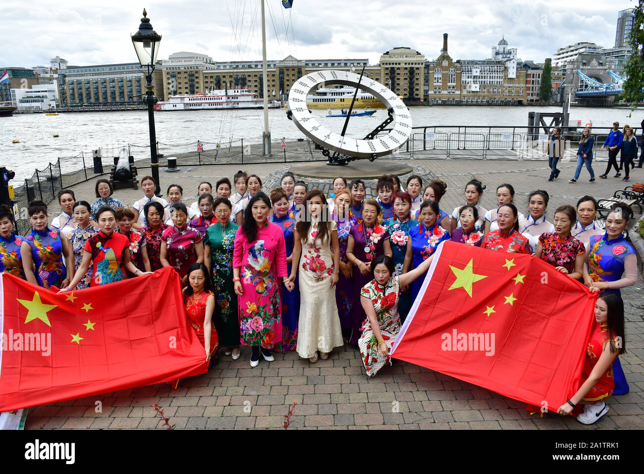 Londres, Royaume-Uni. 28 Sep, 2019. 王蓓蓓 ,Soprano chinois, Wang Beibei (L) et 朱珍,Jane Maria (R)chante 我和我的祖国,Moi et mon pays pour la célébration de la 70e Journée nationale de la Chine en 2019 et d'un 'Chinois' Qipao flash mob, Londres, 28 septembre 2019, au Royaume-Uni. Credit Photo : Alamy/Capital Live News Banque D'Images