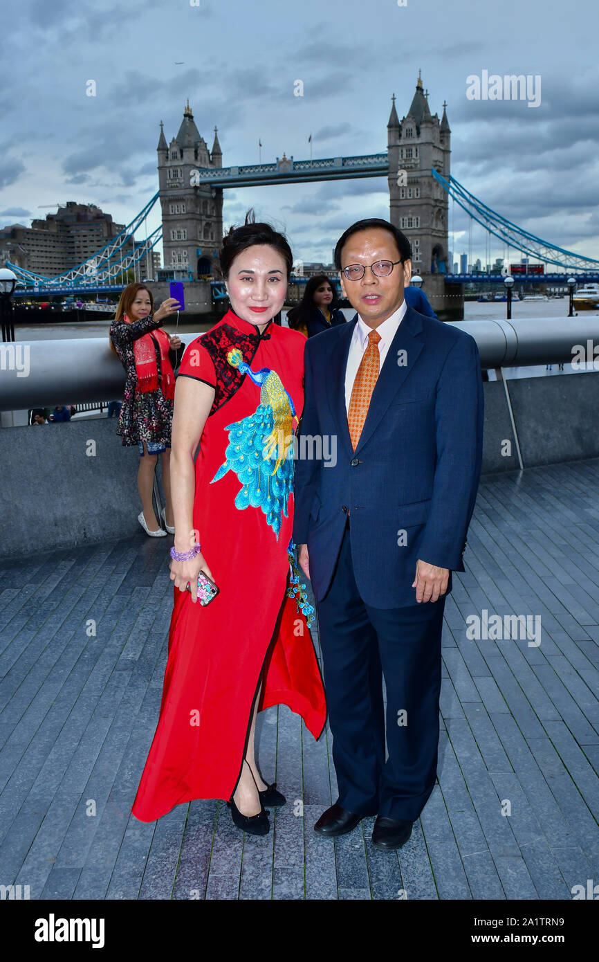 Londres, Royaume-Uni. 28 Sep, 2019. Honorables 卢海田 参赞 le conseiller Lu Hai Tian de l'ambassade de Chine à Londres participe à la célébration de la 70e Journée nationale de la Chine en 2019 et d'un 'Chinois' Qipao flash mob, Londres, 28 septembre 2019, au Royaume-Uni. Credit Photo : Alamy/Capital Live News Banque D'Images