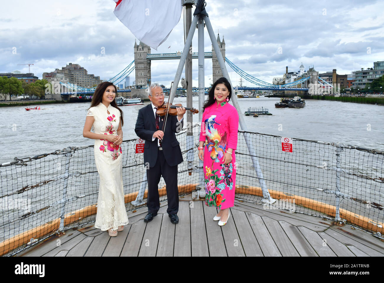 Londres, Royaume-Uni. 28 Sep, 2019. 王蓓蓓 ,Soprano chinois, Wang Beibei (L) et 朱珍,Jane Maria (R)chante 我和我的祖国,Moi et mon pays pour la célébration de la 70e Journée nationale de la Chine en 2019 et d'un 'Chinois' Qipao flash mob, Londres, 28 septembre 2019, au Royaume-Uni. Credit Photo : Alamy/Capital Live News Banque D'Images