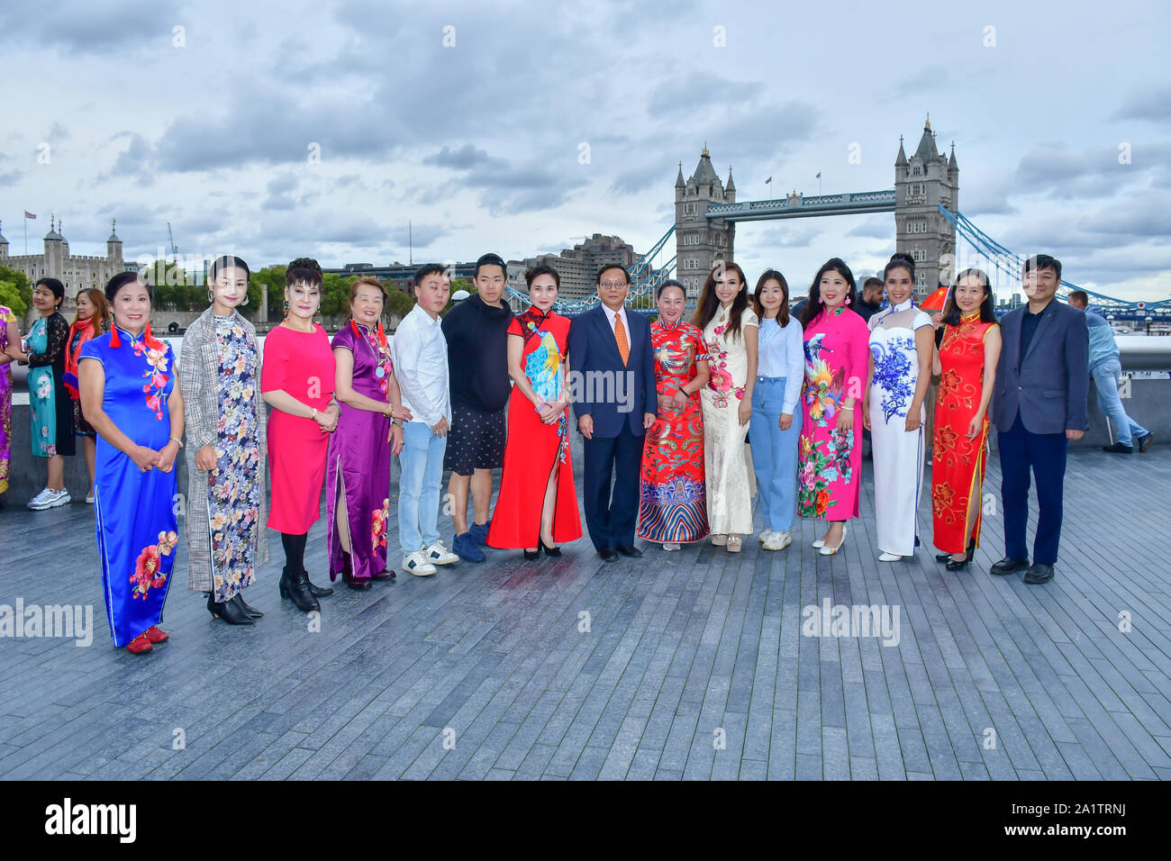 Londres, Royaume-Uni. 28 Sep, 2019. Honorables 卢海田 参赞 le conseiller Lu Hai Tian de l'ambassade de Chine à Londres participe à la célébration de la 70e Journée nationale de la Chine en 2019 et d'un 'Chinois' Qipao flash mob, Londres, 28 septembre 2019, au Royaume-Uni. Credit Photo : Alamy/Capital Live News Banque D'Images