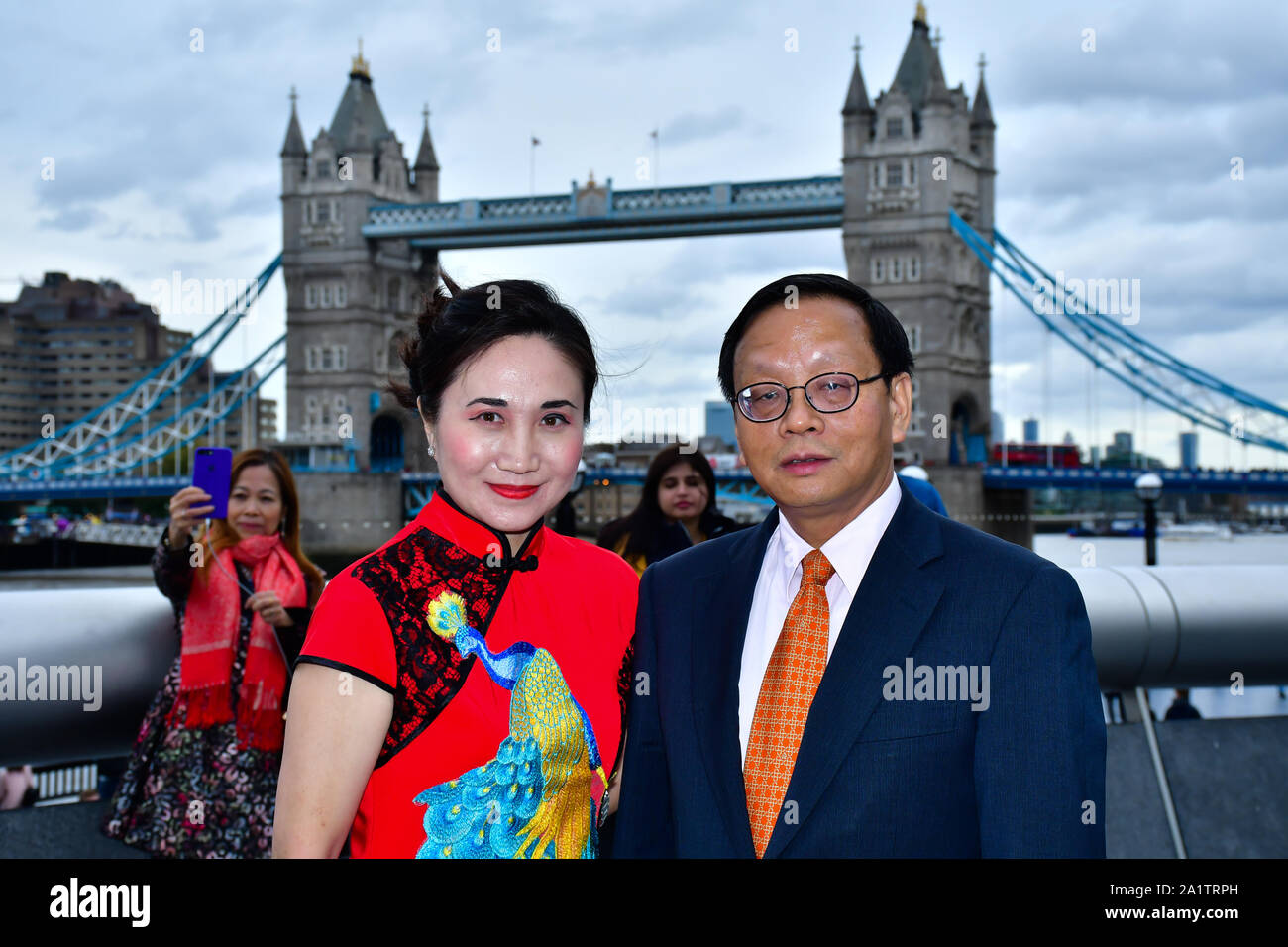 Londres, Royaume-Uni. 28 Sep, 2019. Honorables 卢海田 参赞 le conseiller Lu Hai Tian de l'ambassade de Chine à Londres participe à la célébration de la 70e Journée nationale de la Chine en 2019 et d'un 'Chinois' Qipao flash mob, Londres, 28 septembre 2019, au Royaume-Uni. Credit Photo : Alamy/Capital Live News Banque D'Images