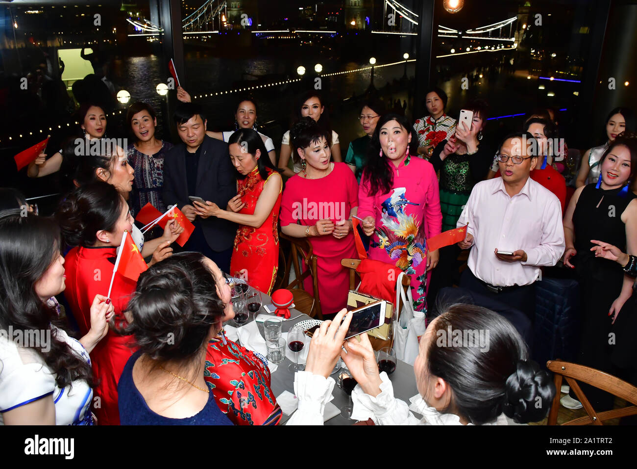 Londres, Royaume-Uni. 28 Sep, 2019. Honorables 卢海田 参赞 le conseiller Lu Hai Tian de l'ambassade de Chine à Londres participe à la célébration de la 70e Journée nationale de la Chine en 2019 et d'un 'Chinois' Qipao flash mob, Londres, 28 septembre 2019, au Royaume-Uni. Credit Photo : Alamy/Capital Live News Banque D'Images