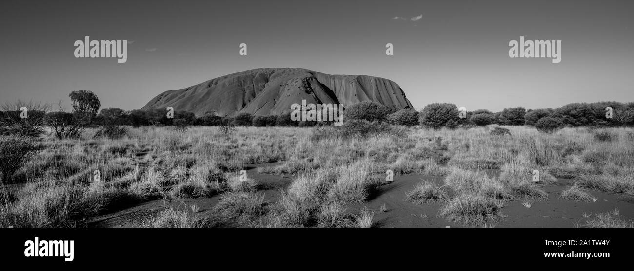Bannière spectaculaire panorama de l'Uluru ou Ayers Rock en noir et blanc, le centre de l'Australie, Territoire du Nord. Énorme monolithe en grès iconique Uluru Banque D'Images