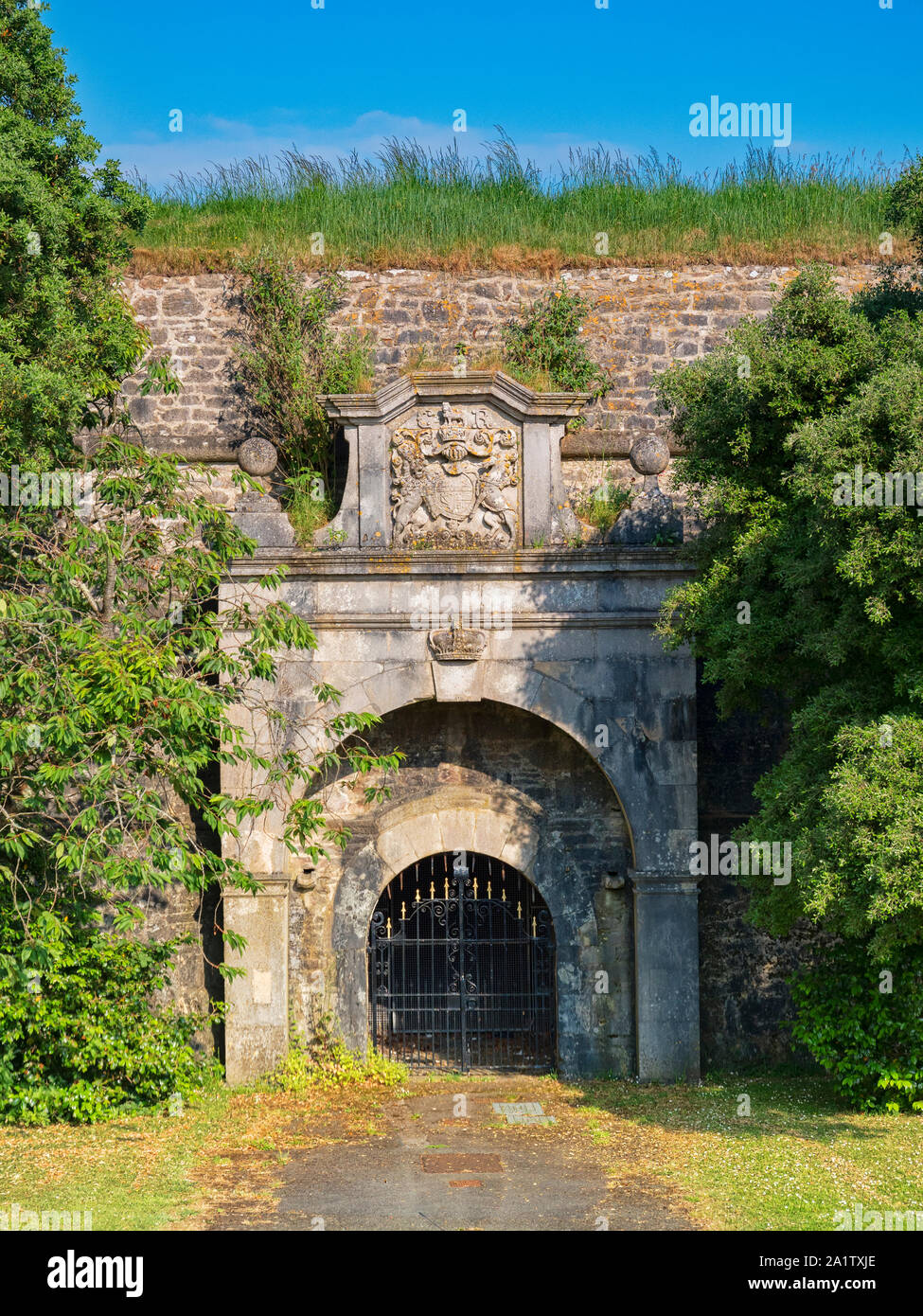 Une entrée des véhicules sur le côté de la Citadelle Royale, Plymouth, Devon, UK. Prises de la sentier public. Banque D'Images
