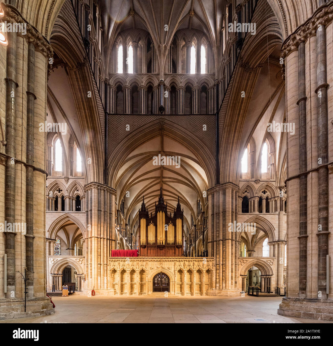 3 Juillet 2019 : Lincoln, Lincolnshire, Royaume-Uni - le choeur et orgue de l'écran de la cathédrale de Lincoln, vu de la nef, à l'Est. Banque D'Images