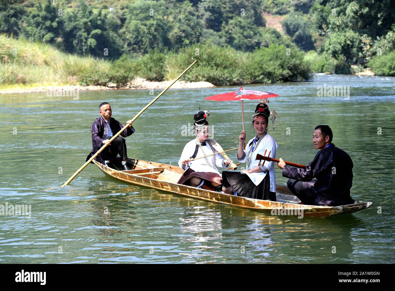 La province du Guizhou, en Chine. Sep 29, 2019. Chine Guizhou-La troisième jambe Bovins Duliujiang Dong Song Festival piano en Qianlie Dong Zhai, Ville, comté Rongjiang Zhongzhen, Qiandongnan Préfecture autonome Miao Dong, province du Guizhou. Plus de 800 chanteurs folk Dong de 38 Dongzhai 42 équipes de chant Duliujiang County, Rong Jiang County, a chanté la chanson de la jambe de vache sous l'ancien arbre banyan au bord de la rivière, a célébré le bétail nationalité Dong song festival piano de la jambe, puis transmis à la culture nationale. Crédit : SIPA Asie/ZUMA/Alamy Fil Live News Banque D'Images