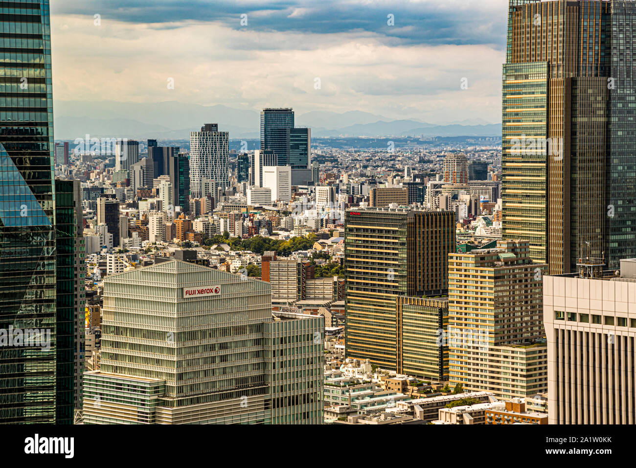 Depuis le bar du 41e étage de l'Okura Tokyo, dans l'arrondissement de Minato, au Japon, la vue s'étend jusqu'aux montagnes à l'horizon. Les jours clairs, le mont Fuji dans la préfecture de Shizuoka est même visible à travers la façade en verre. Banque D'Images