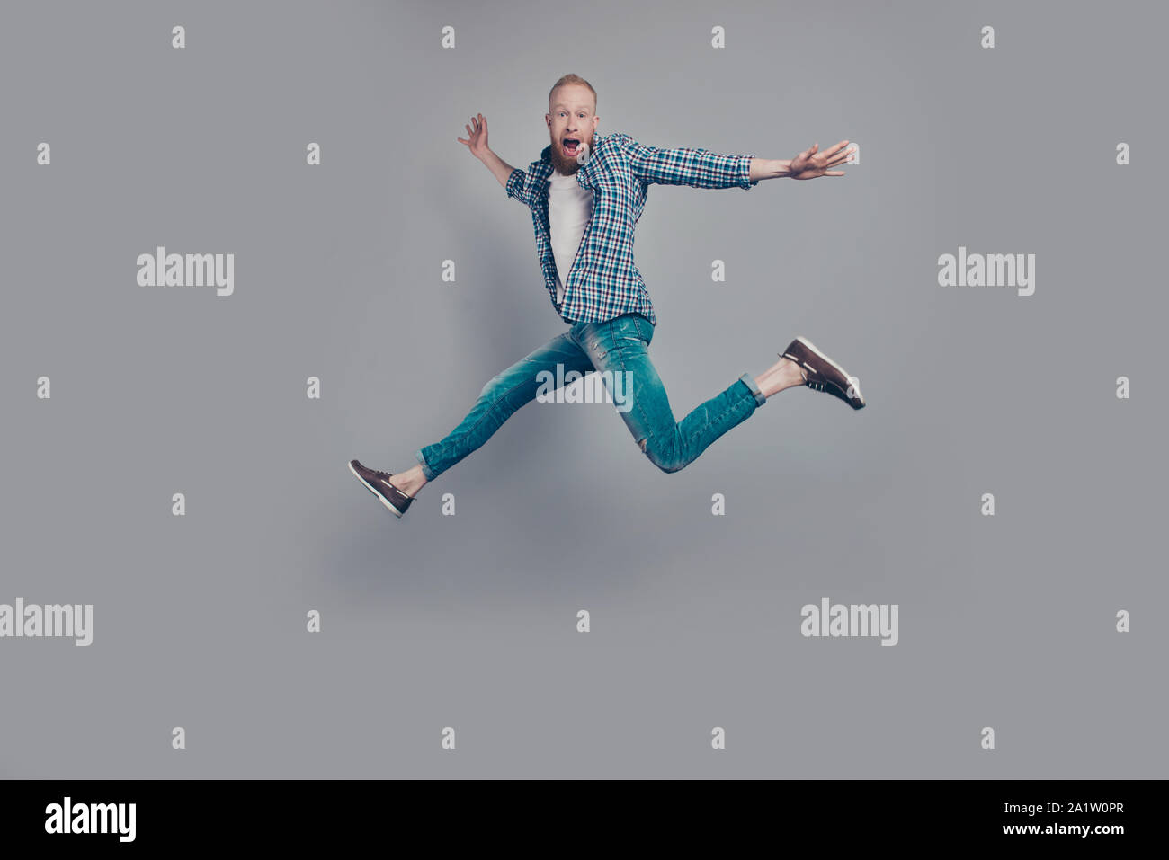 La taille du corps jambes complet portrait of attractive bel homme dans casua Banque D'Images