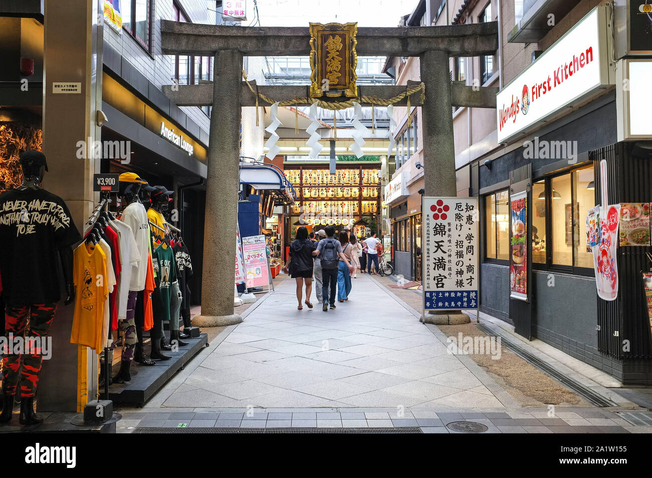 Entrée du Sanctuaire Temmangu Nishiki dans la Teramachi Kyogoku shopping arcade au centre-ville de Kyoto. Banque D'Images