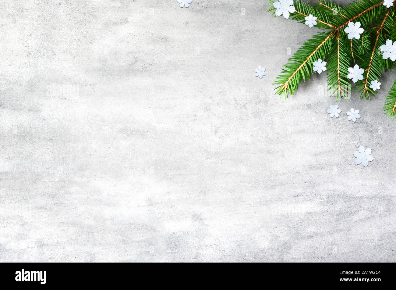 Fond de Noël avec des décorations et des flocons blancs sur le fond en pierre grise. Banque D'Images