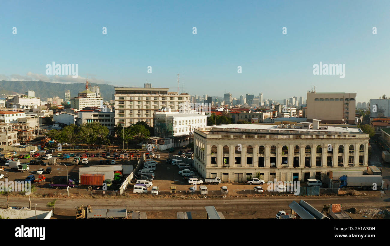 Vue aérienne de panorama de la ville de Cebu avec des gratte-ciel et bâtiments pendant le lever du soleil. Aux Philippines. Banque D'Images