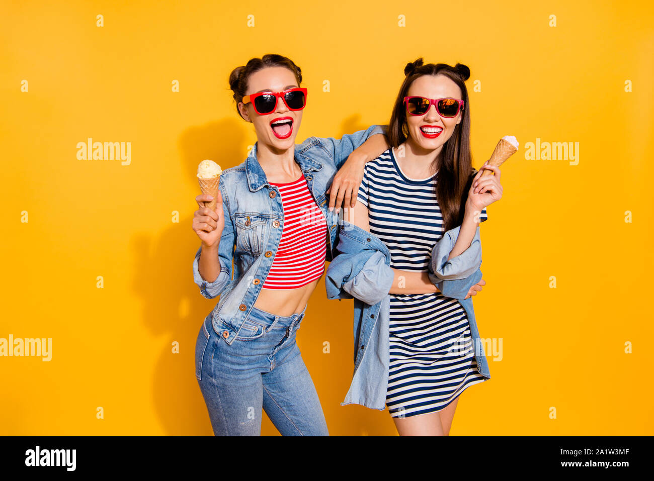 Deux cheveux dame brune à lunettes lunettes jeans occasionnels Banque D'Images