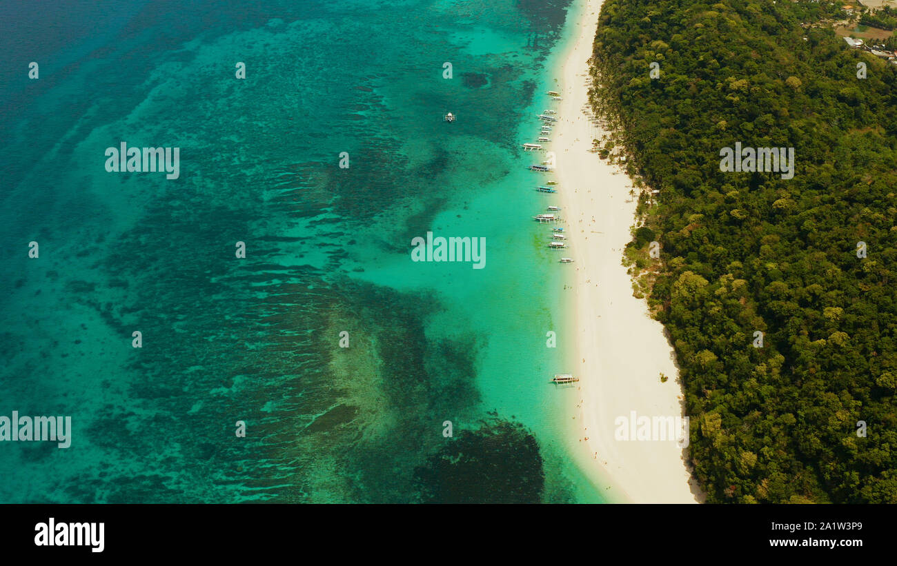 Plage de sable fin et eau turquoise dans le complexe tropical de Boracay, Puka beach, Philippines vue aérienne. Plage de sable blanc avec les touristes. Billet d'été et vacances. Banque D'Images