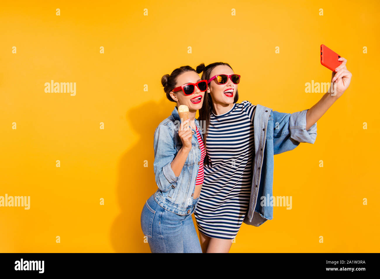 Deux belles attractive brunette lady cheveux jaune isolé sur b Banque D'Images