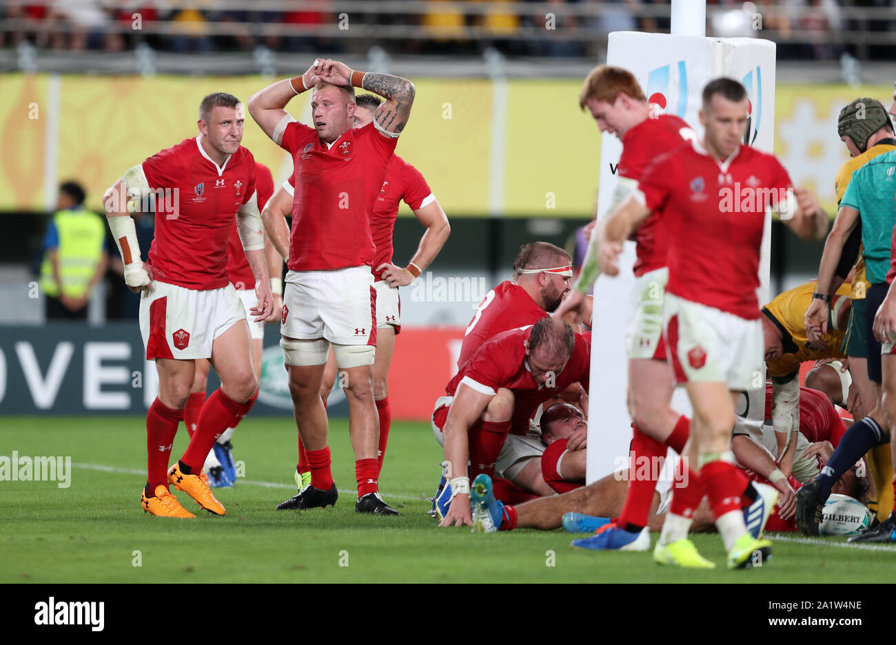 Les joueurs du Pays de Galles s'abattu après l'Australie Michael Hooper marque un essai lors de la Coupe du Monde de Rugby 2019 match au Stade de Tokyo, Japon. Banque D'Images