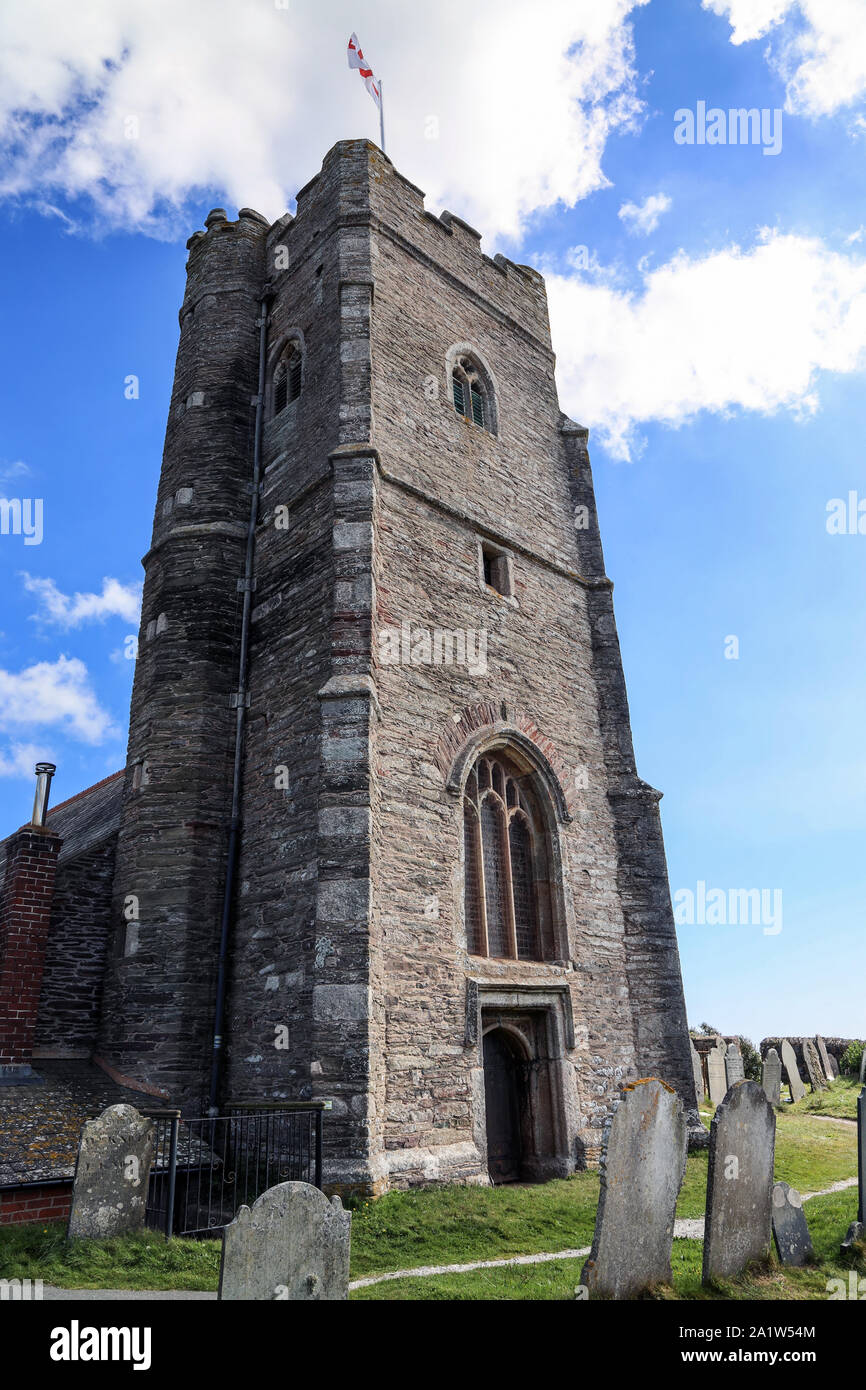 Face Ouest de l'église St Werburghs à Wembury Banque D'Images