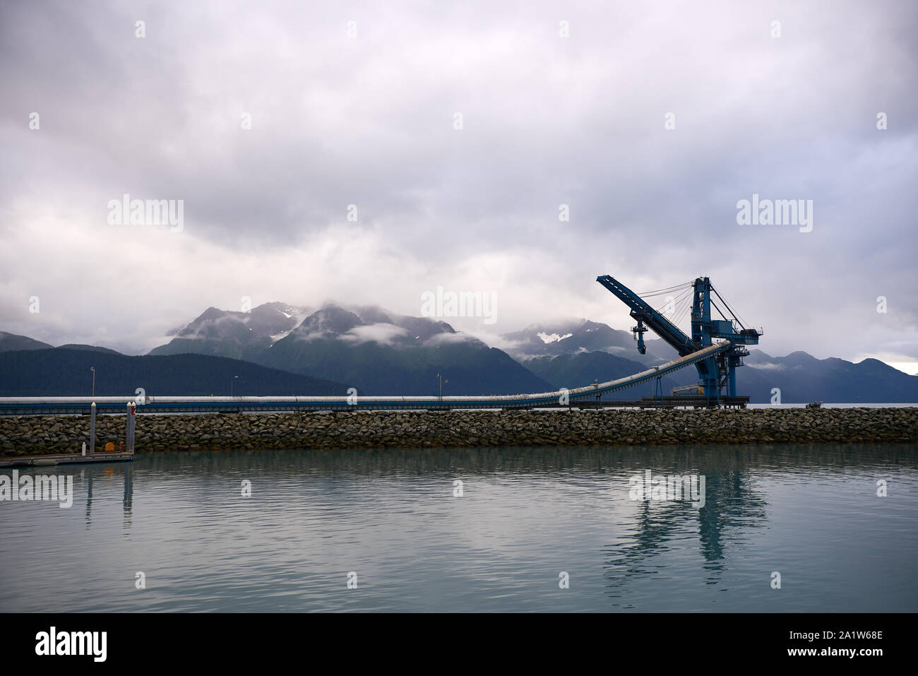 Installation de chargement de charbon Seward par un jour nuageux et calme en août, environ un an après la dernière expédition et le début du mode de stockage à froid. Banque D'Images