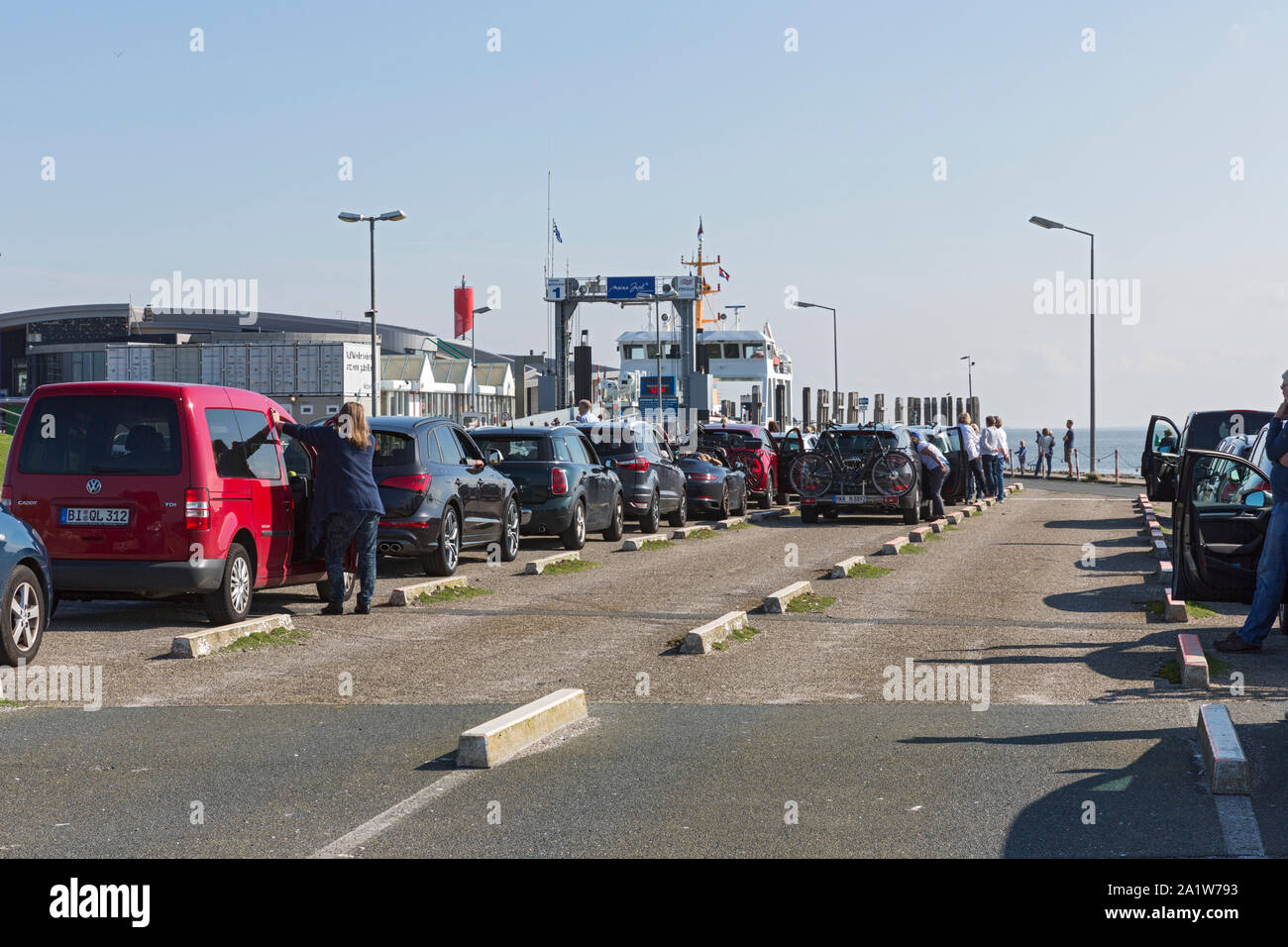 Norderney, Hafen, Fähre, Autofähre, Warteschlange, Fährterminal Banque D'Images