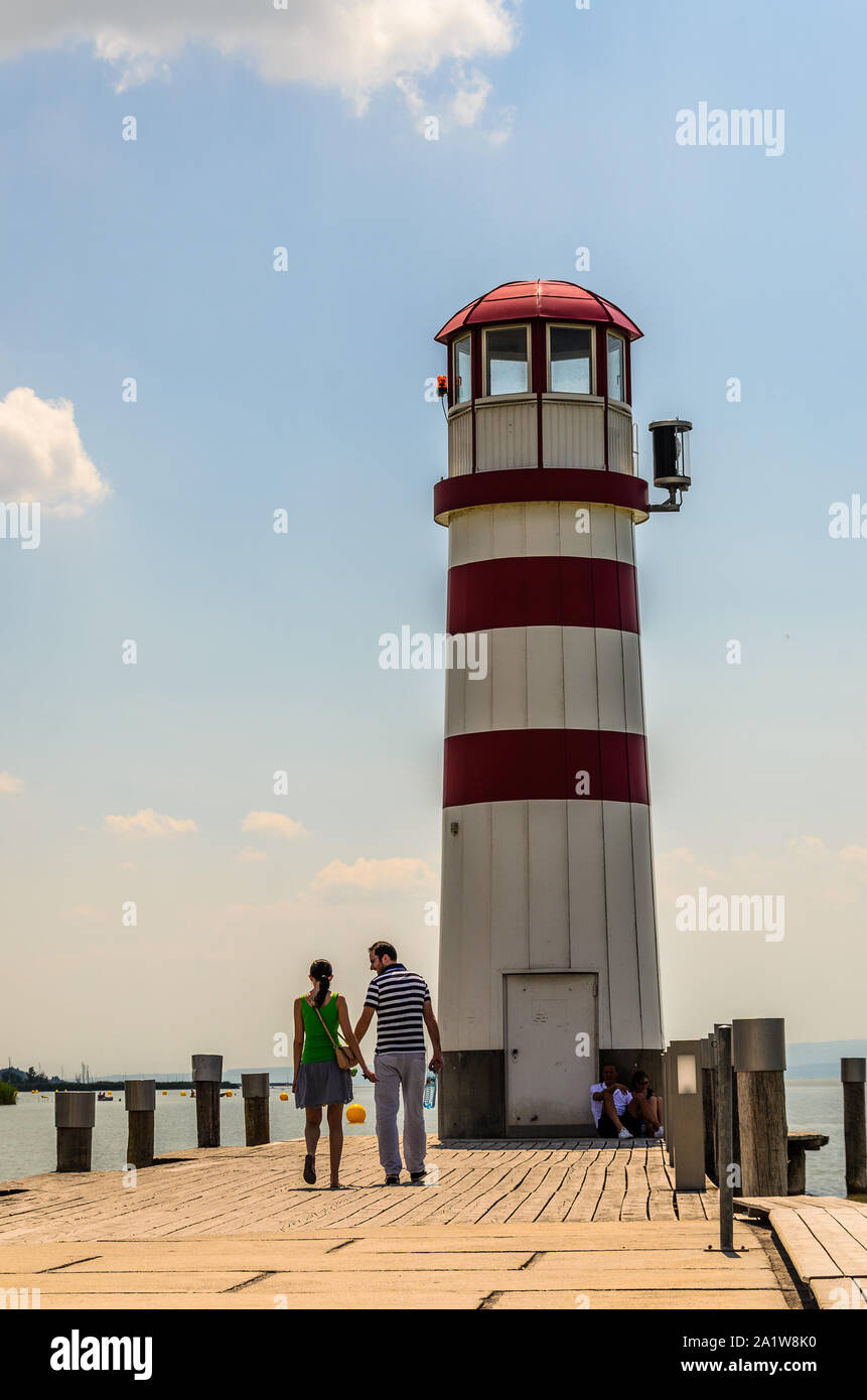 L'Autriche, Podersdorf - 07.06.2015 : le célèbre phare de Podersdorf,Lac de Neusiedl, Burgenland, personnes au site touristique phare Banque D'Images