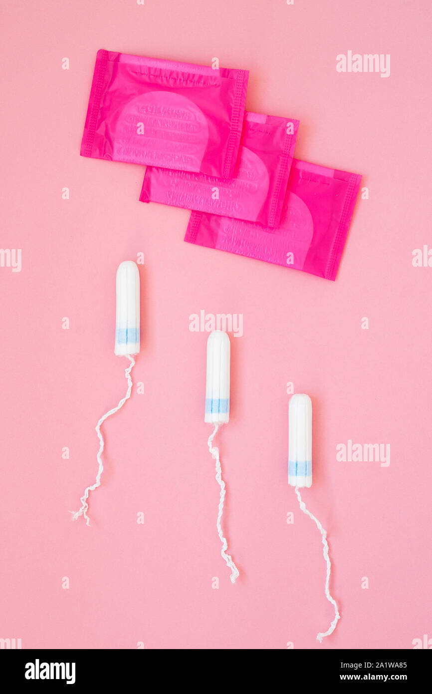 Tampon hygiénique sur fond rose. Le temps de la menstruation. L'hygiène et  de protection pour femme Photo Stock - Alamy