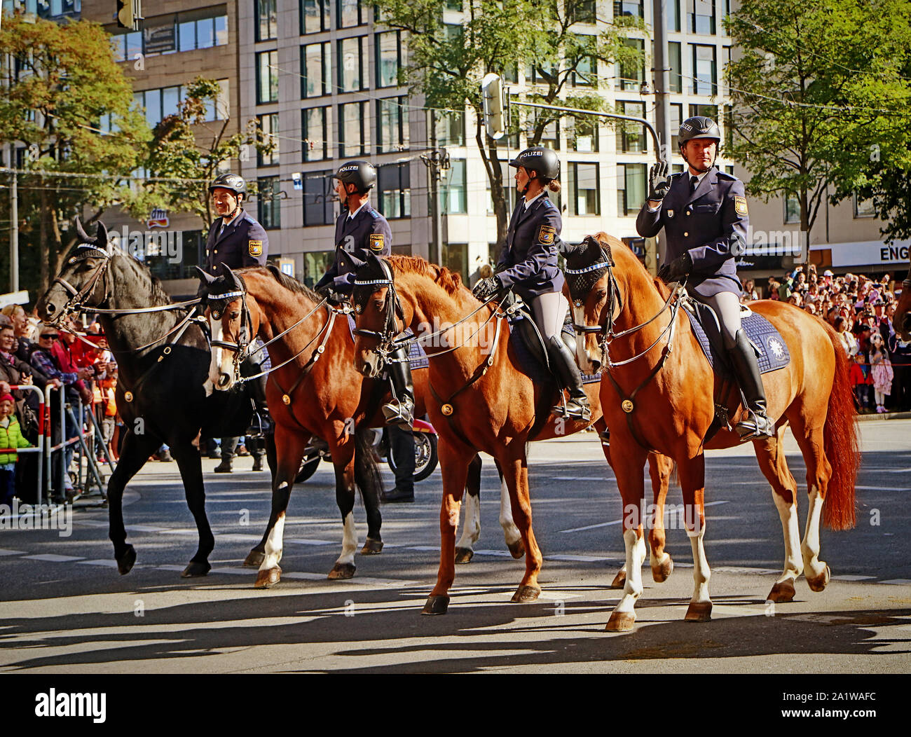 MUNICH, ALLEMAGNE - le 22 septembre 2019 Grande entrée de l'Oktoberfest, les locateurs et les brasseries, parade festive de magnifiques voitures décorées et ban Banque D'Images