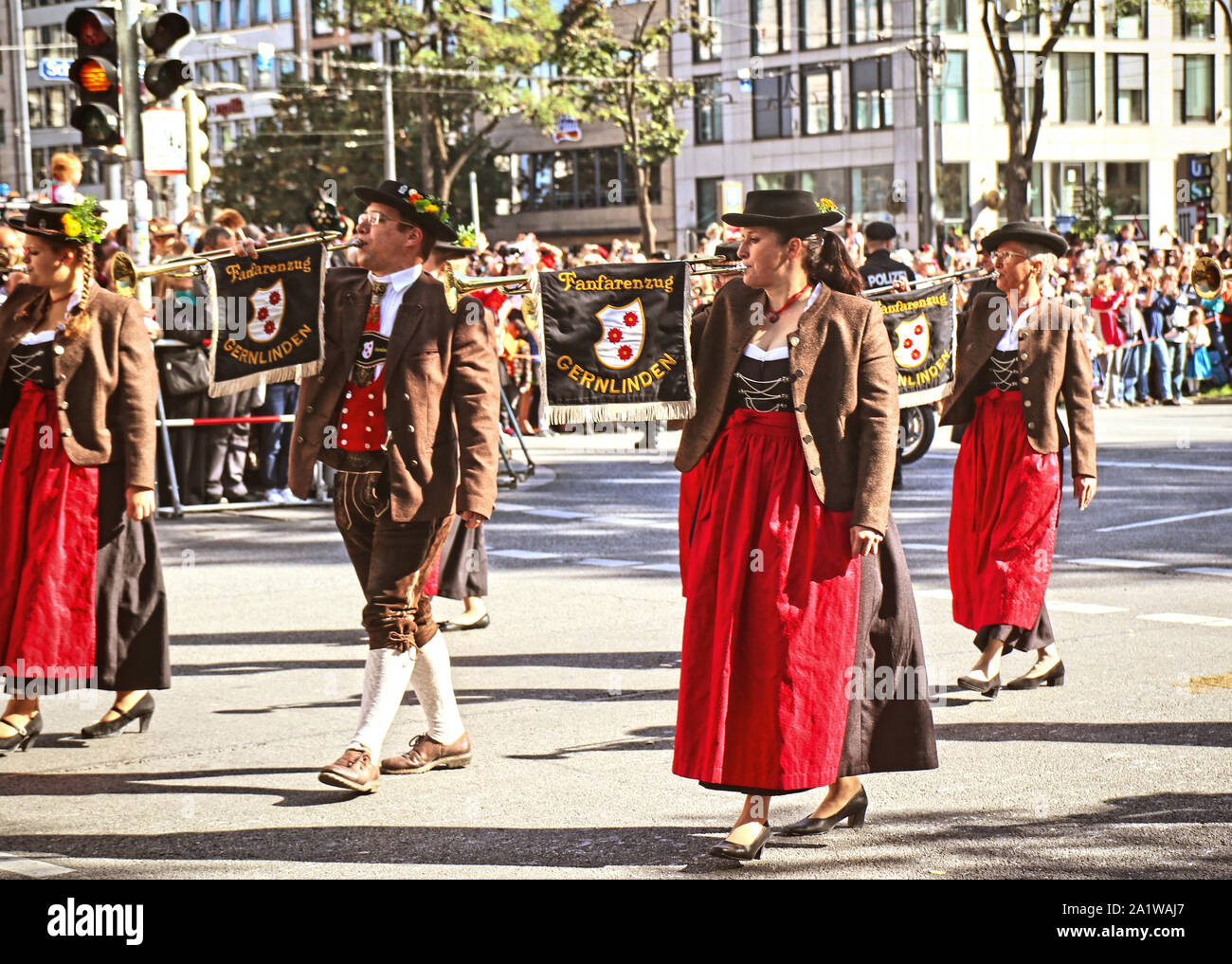 MUNICH, ALLEMAGNE - le 22 septembre 2019 Grande entrée de l'Oktoberfest, les locateurs et les brasseries, parade festive de magnifiques voitures décorées et ban Banque D'Images