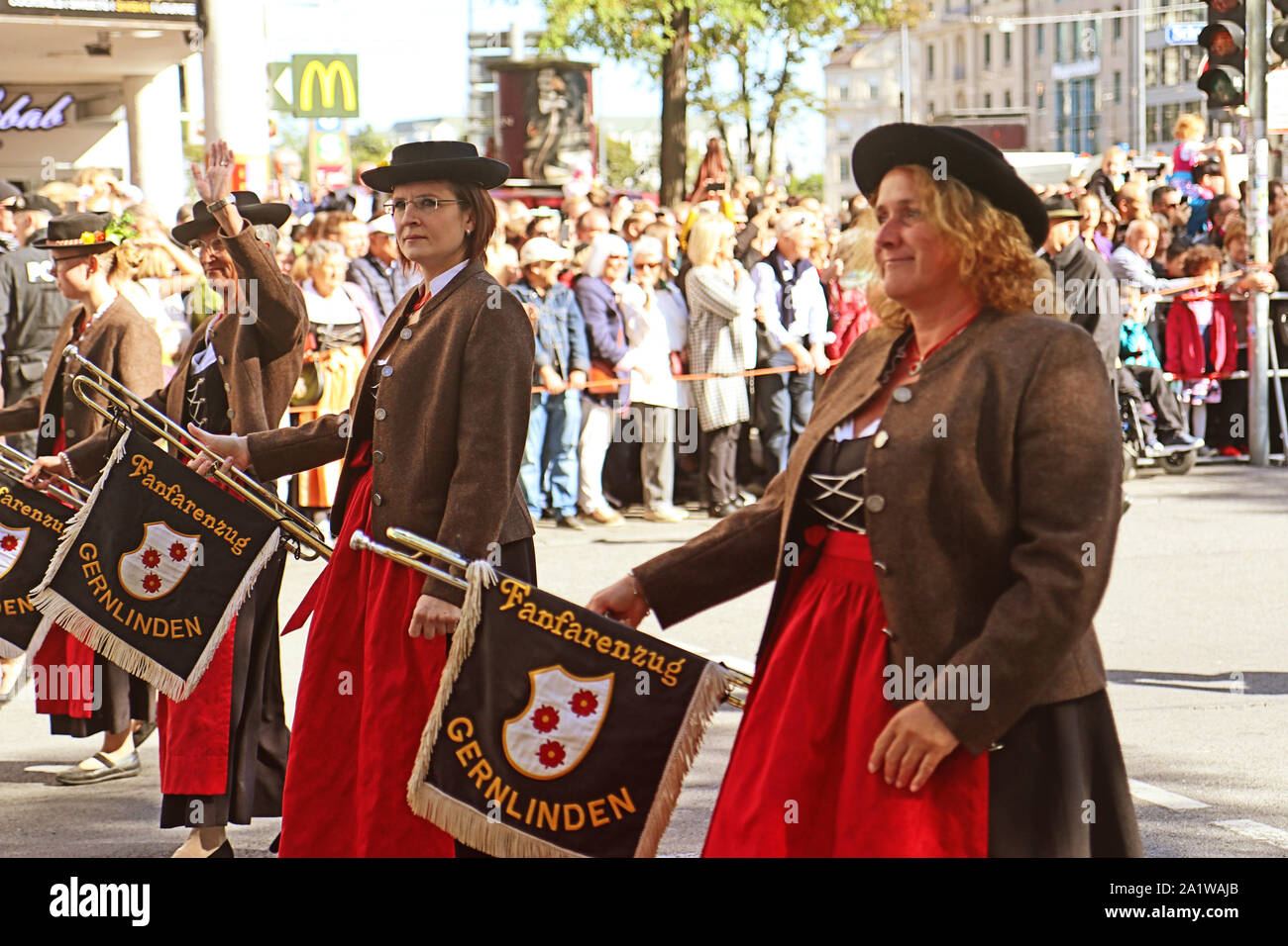 MUNICH, ALLEMAGNE - le 22 septembre 2019 Grande entrée de l'Oktoberfest, les locateurs et les brasseries, parade festive de magnifiques voitures décorées et ban Banque D'Images