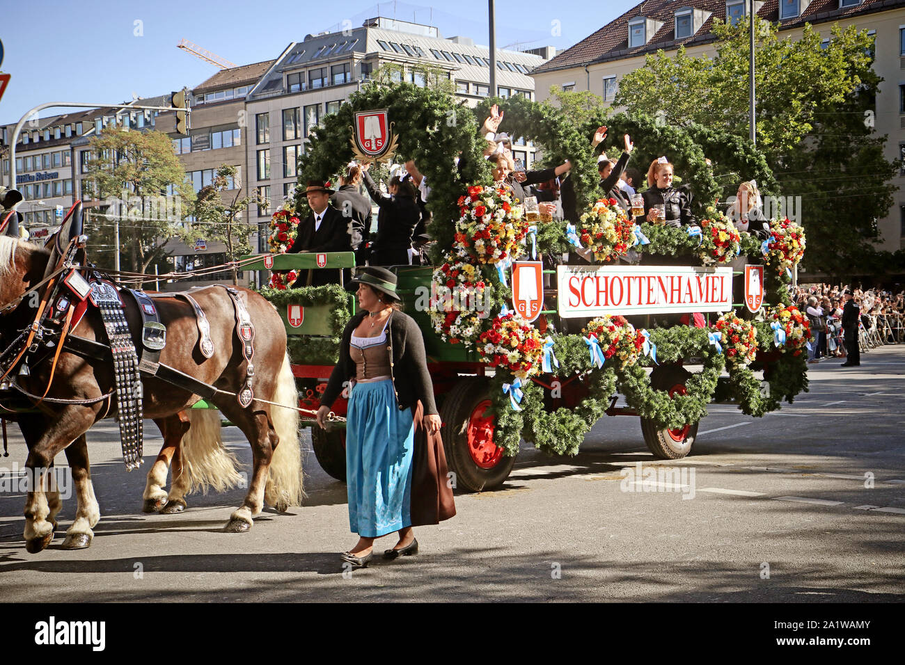 MUNICH, ALLEMAGNE - le 22 septembre 2019 Grande entrée de l'Oktoberfest, les locateurs et les brasseries, parade festive de magnifiques voitures décorées et ban Banque D'Images