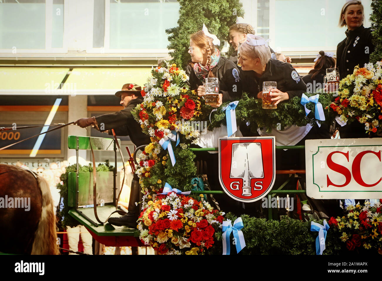 MUNICH, ALLEMAGNE - le 22 septembre 2019 Grande entrée de l'Oktoberfest, les locateurs et les brasseries, parade festive de magnifiques voitures décorées et ban Banque D'Images