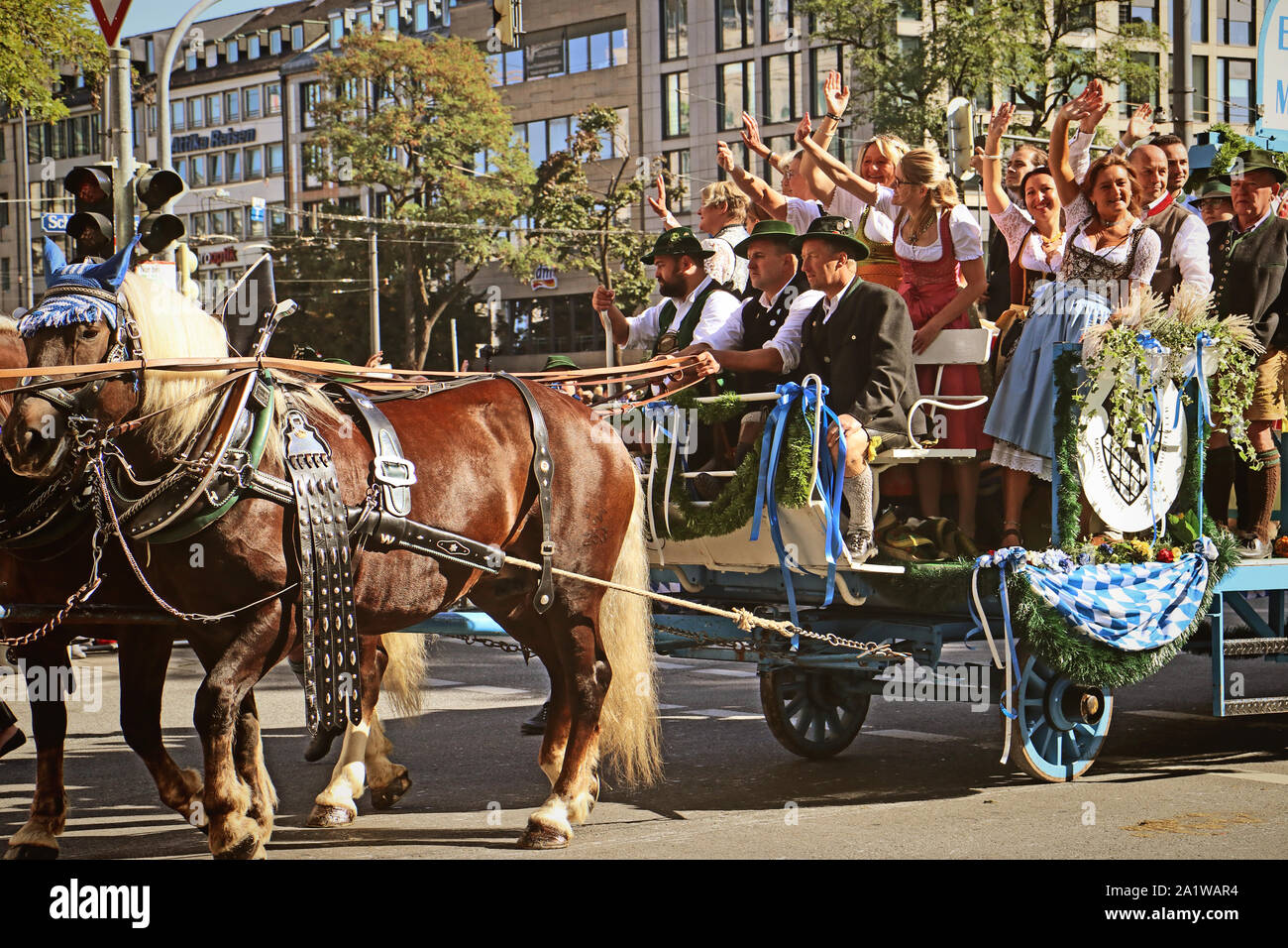 MUNICH, ALLEMAGNE - le 22 septembre 2019 Grande entrée de l'Oktoberfest, les locateurs et les brasseries, parade festive de magnifiques voitures décorées et ban Banque D'Images