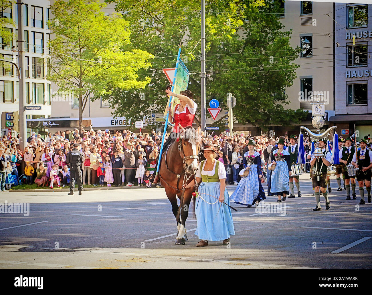MUNICH, ALLEMAGNE - le 22 septembre 2019 Grande entrée de l'Oktoberfest, les locateurs et les brasseries, parade festive de magnifiques voitures décorées et ban Banque D'Images